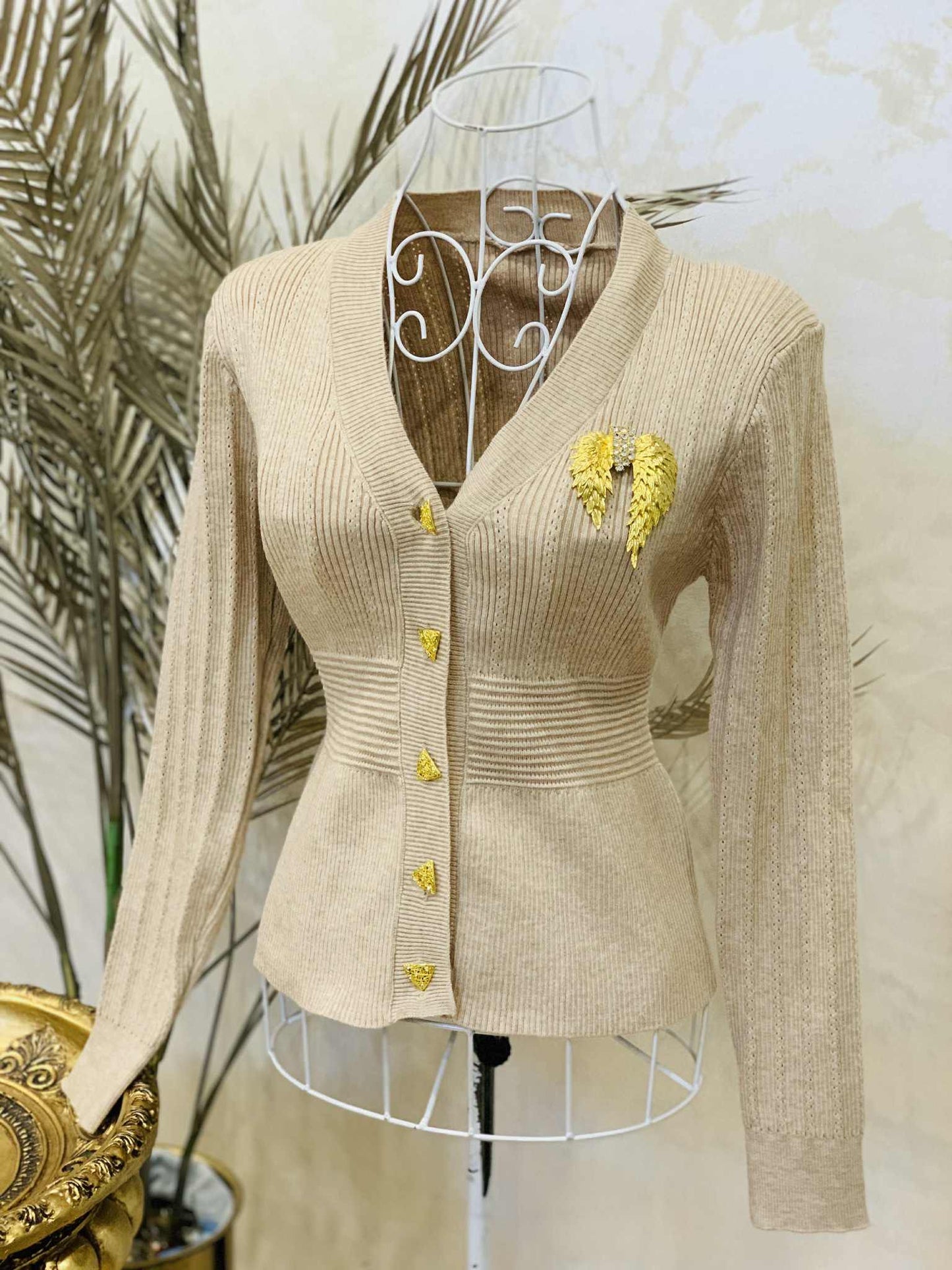 Pulover bej cu detalii aurii