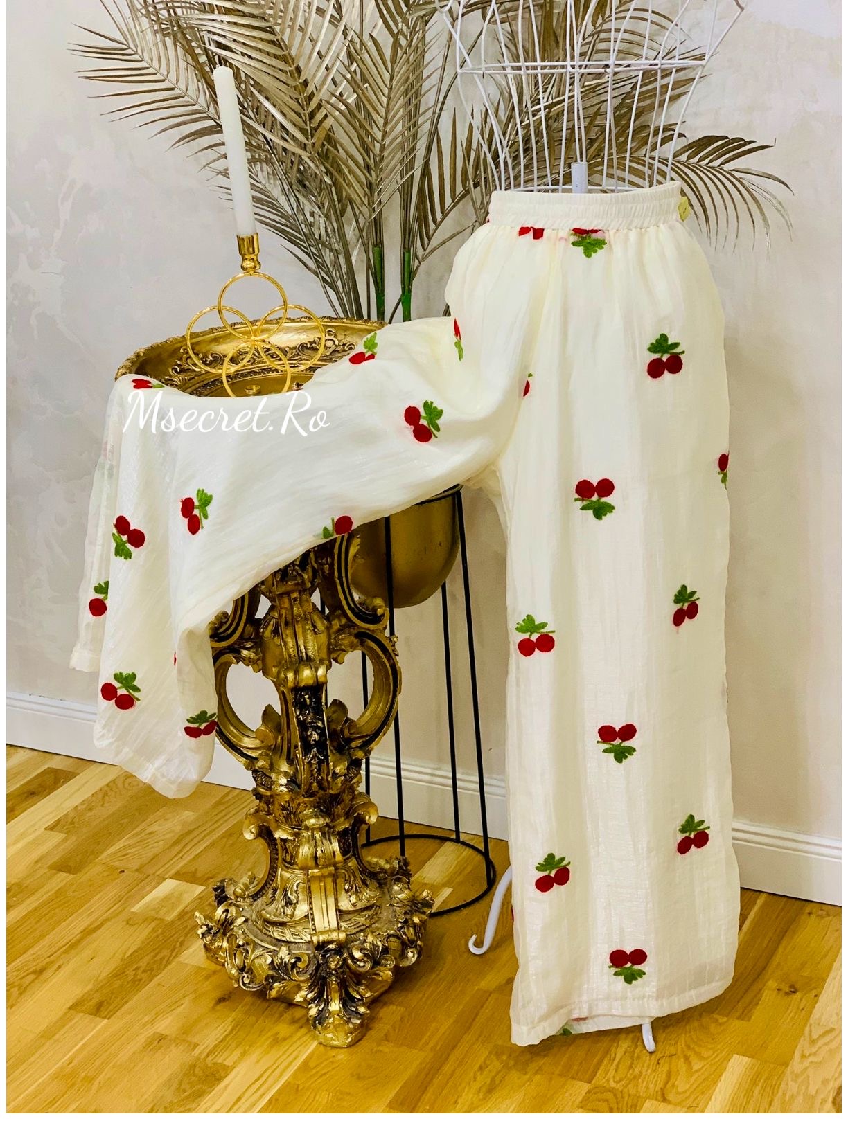 Compleu din matase cu broderie si cirese