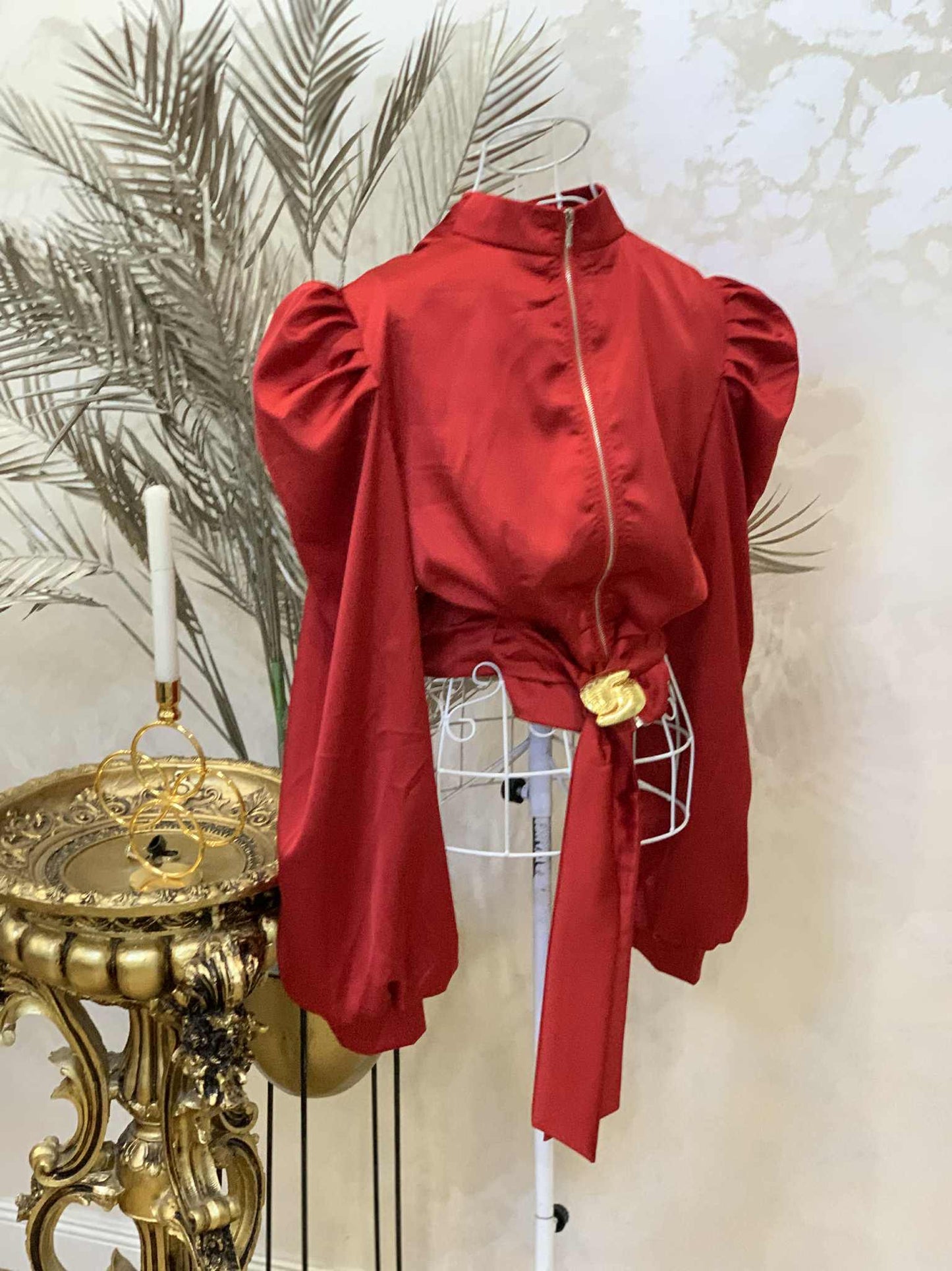 Camasa rosie din satin cu detaliu auriu