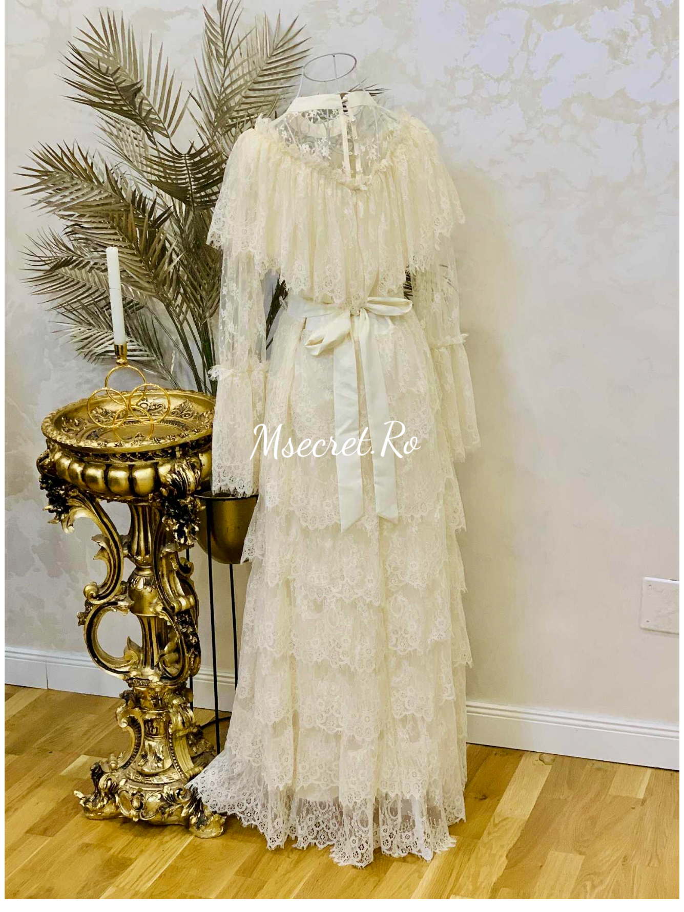 Rochie lunga ivory din dantelă cu volane și curea satinată