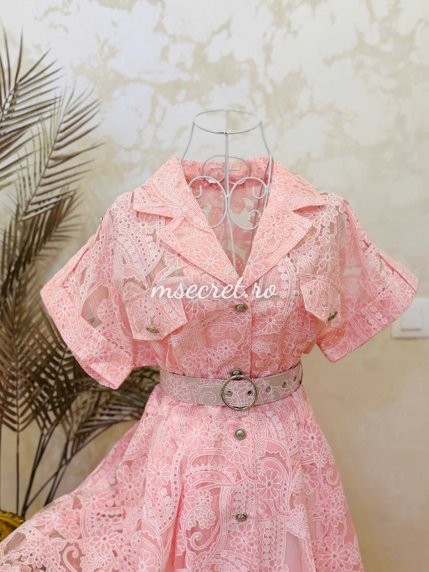 Rochie midi elegantă roz din dantelă