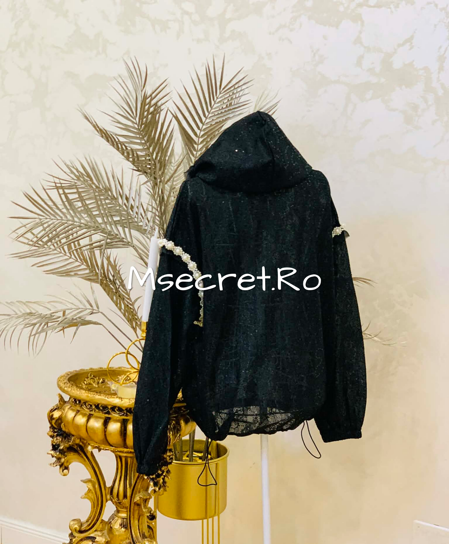 Geaca neagra din dantela cu perle