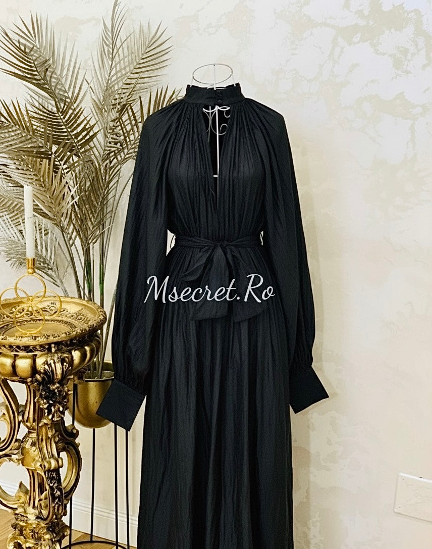 Rochie neagra lunga satinat cu guler înalt și mâneci ample