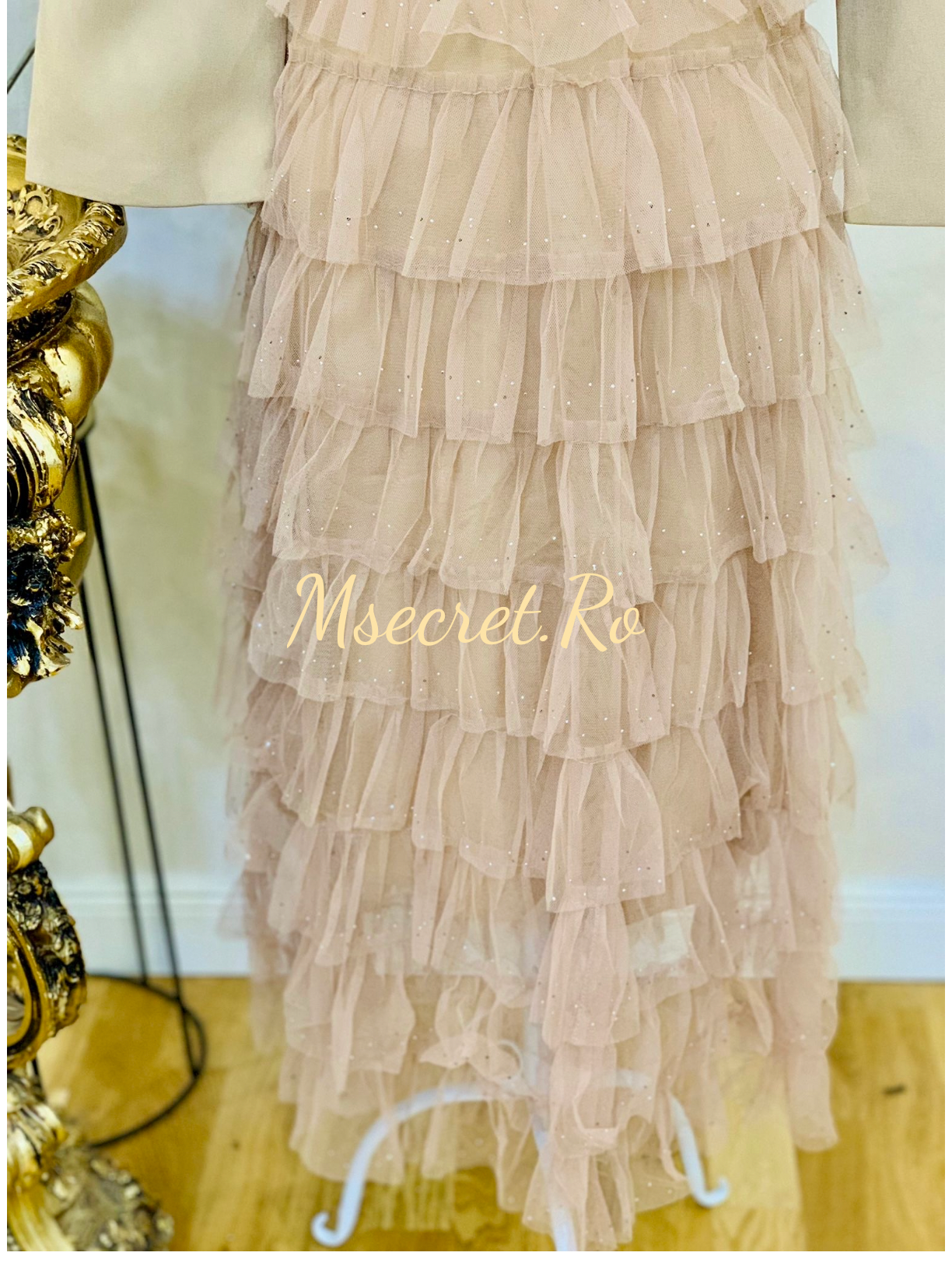 Rochie bej tip sacou cu fustă din tulle în straturi