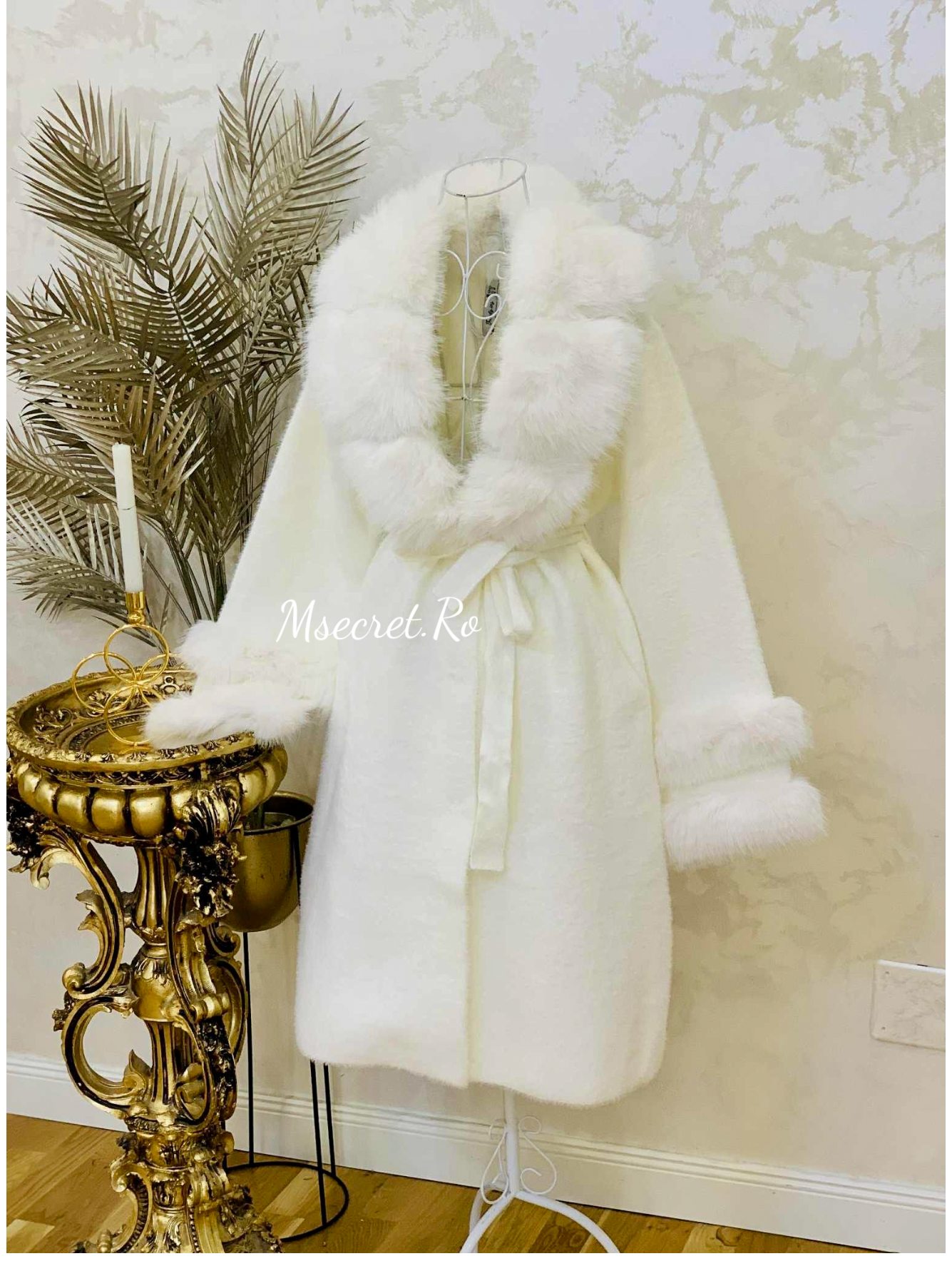 Palton alb elegant cu guler și manșete din blana