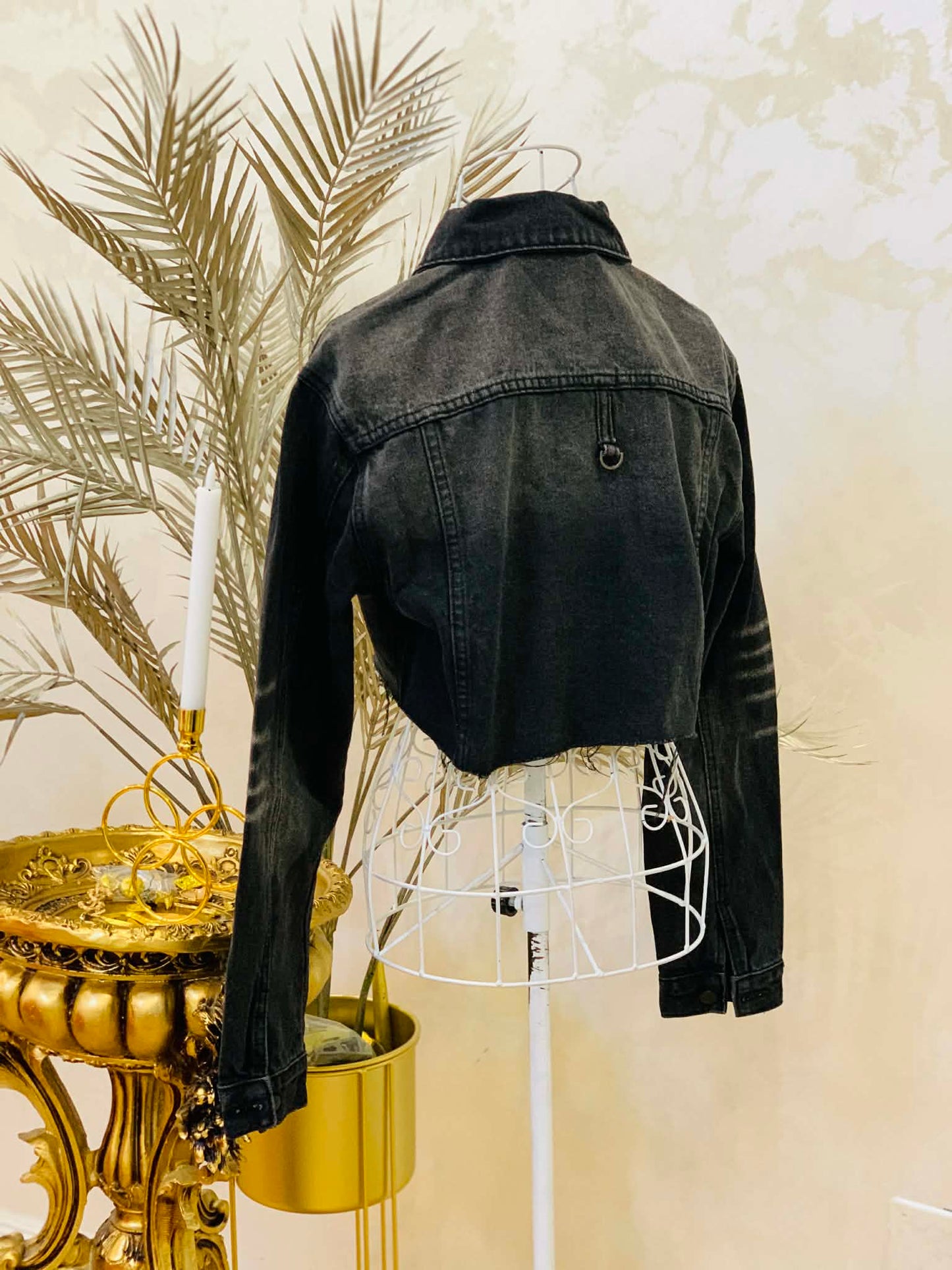 Geaca neagra scurta denim cu aplicatii aurii