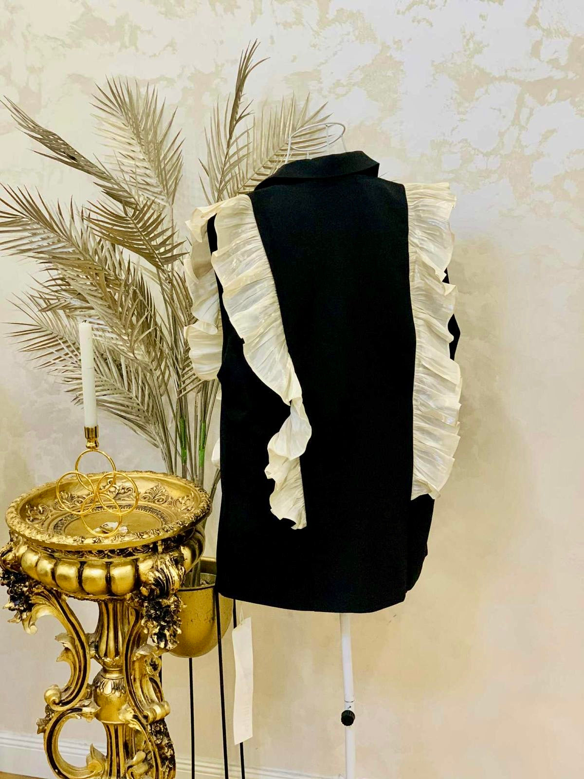 Vesta neagra cu maneci bufante
