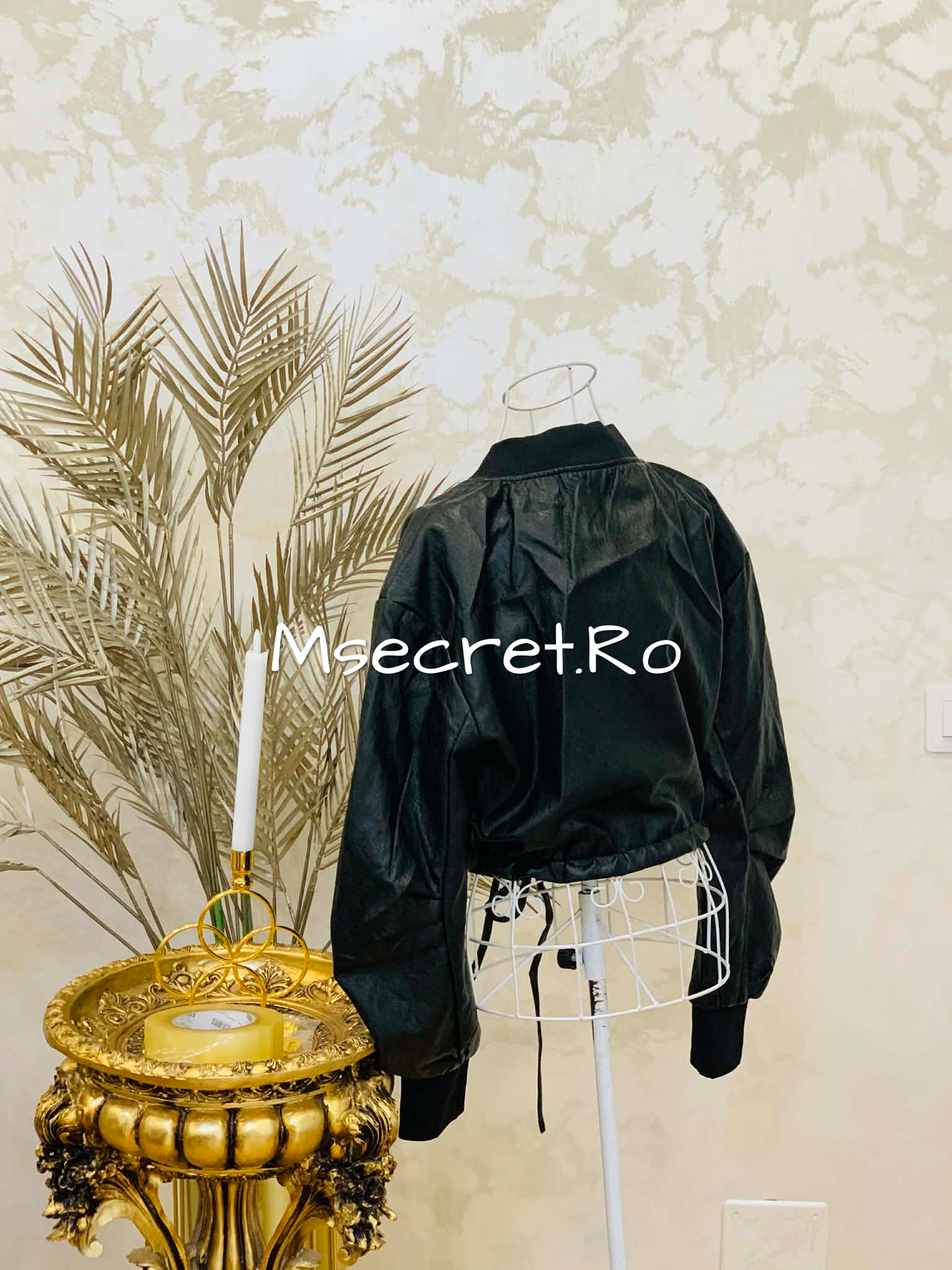 Geaca neagra din piele