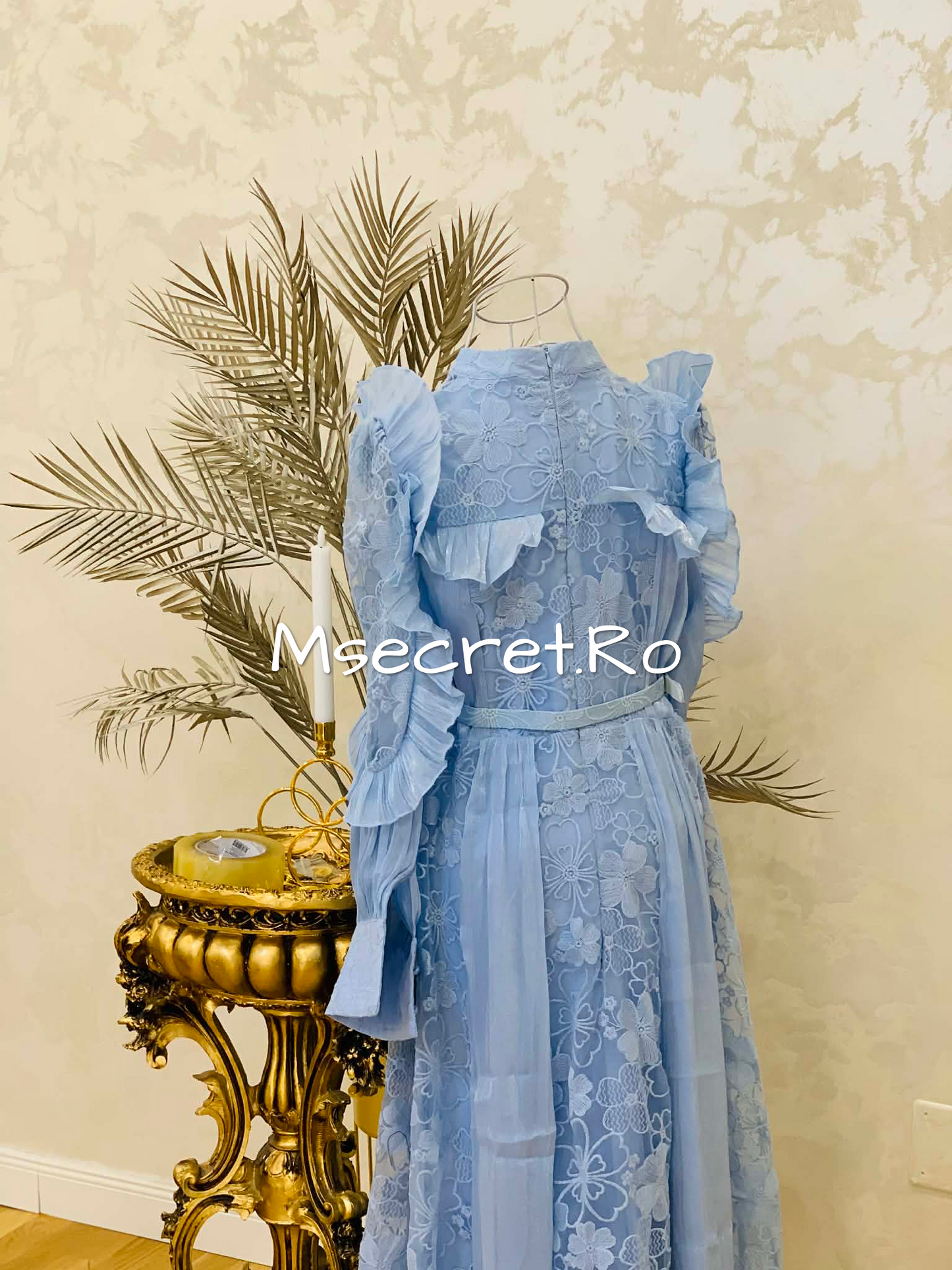 Rochie lungă elegantă baby blue din dantelă cu volane