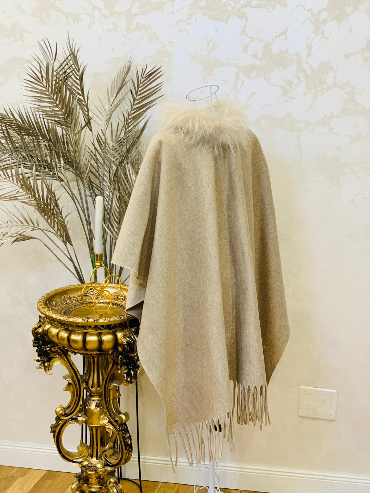 Capa bej cu blana naturala