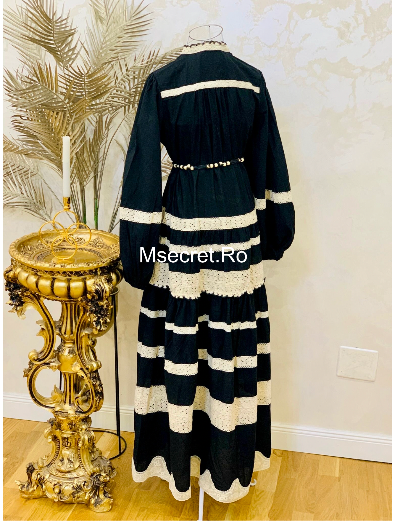 Rochie lunga neagră cu dantelă crem și mâneci bufante