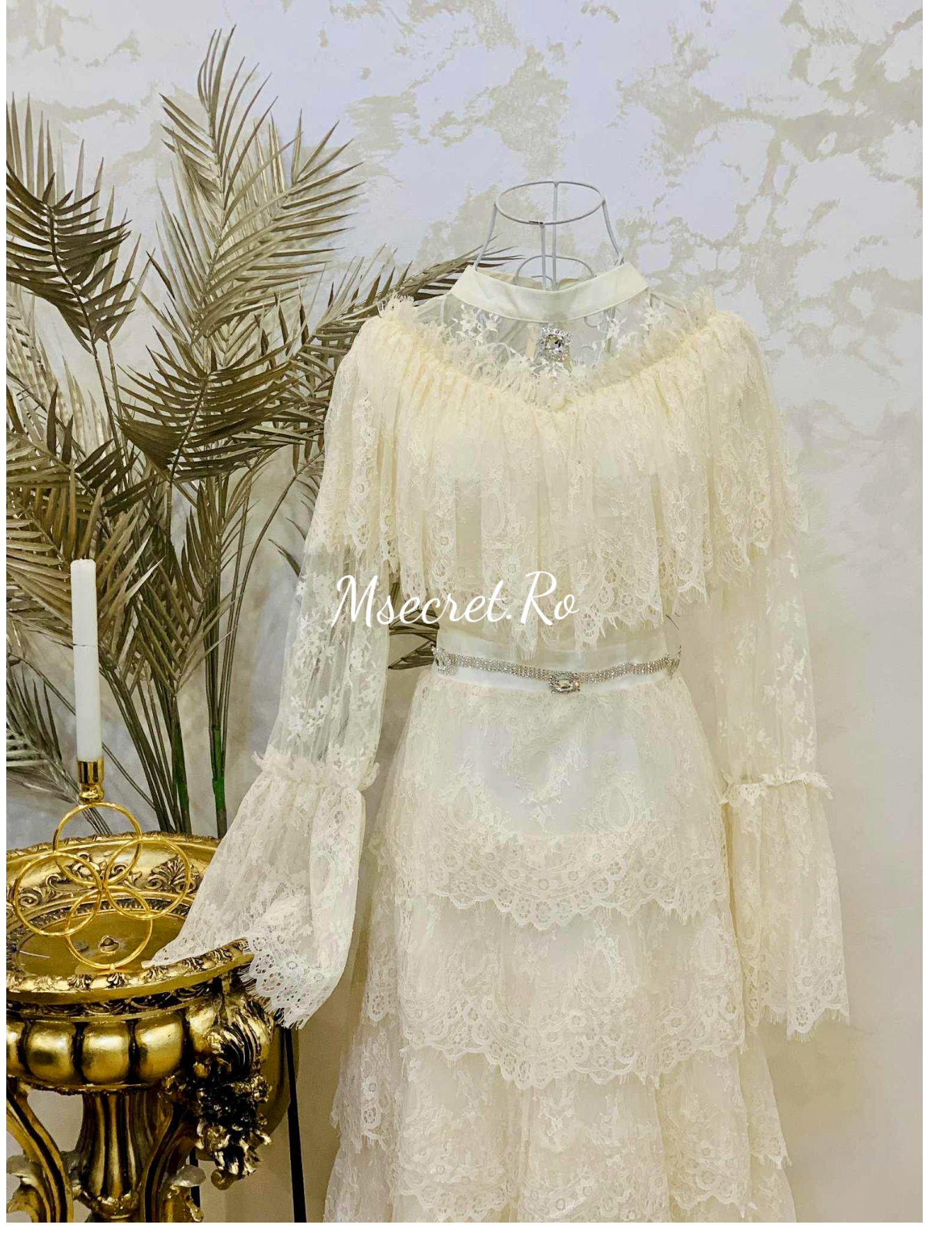 Rochie lunga ivory din dantelă cu volane și curea satinată