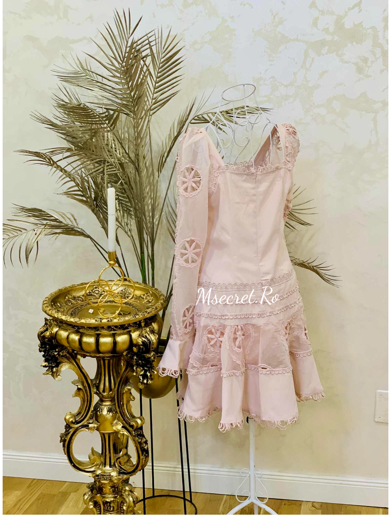 Rochie roz pastel din dantelă brodată