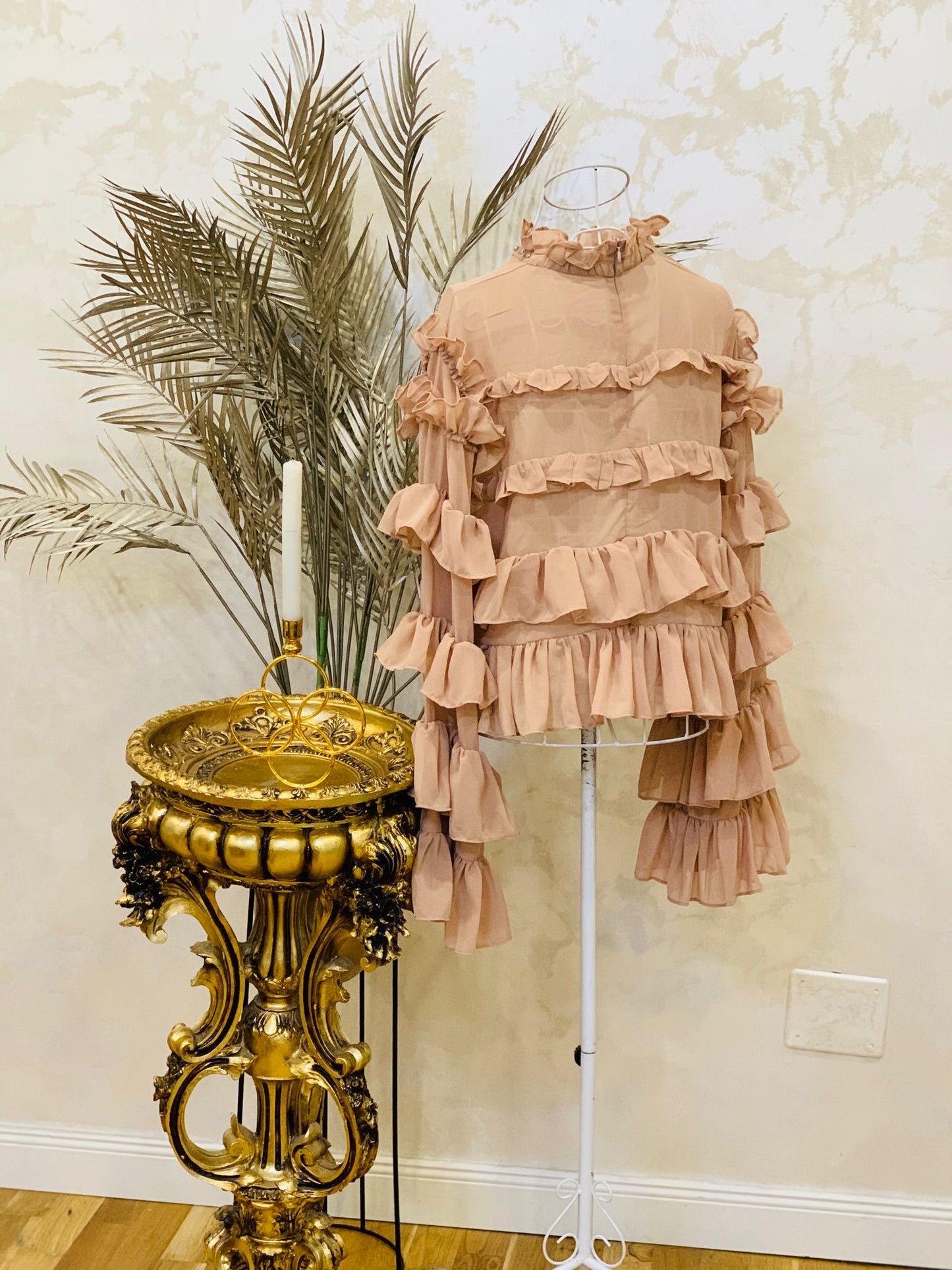 Bluza bej cu volane si pietre