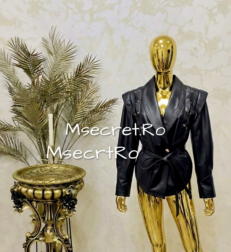 Geaca neagra din piele cu umeri accentuati