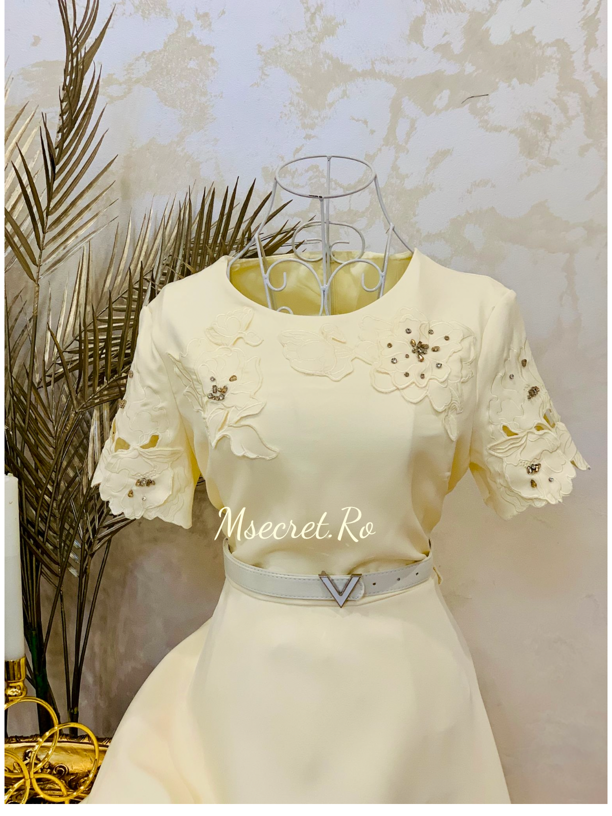 Rochie crem mici cu aplicatii si curea, maneca scurta