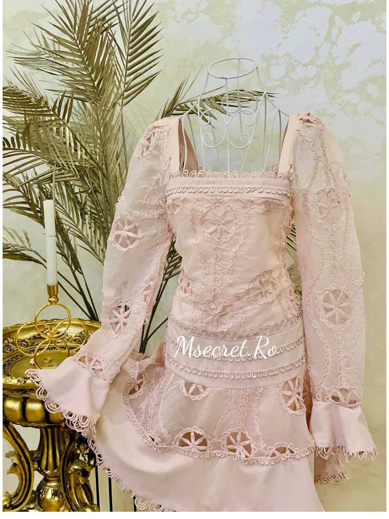 Rochie roz pastel din dantelă brodată