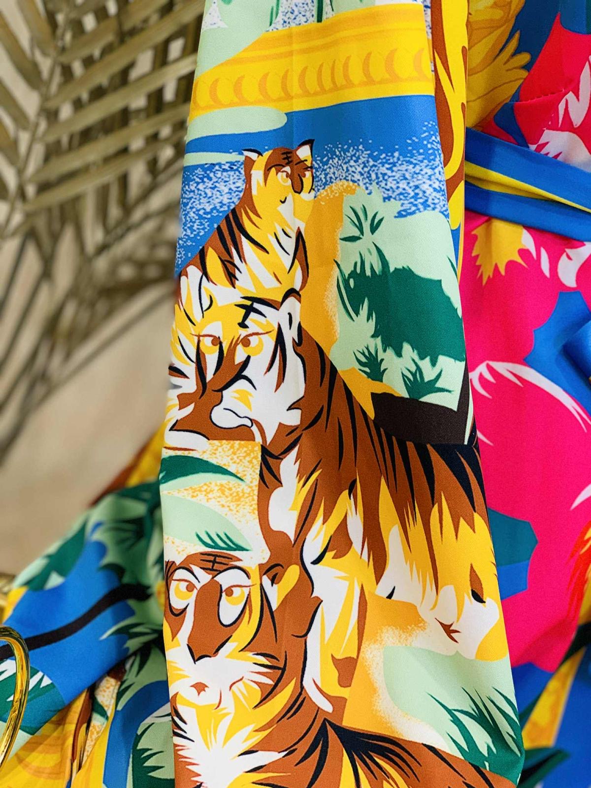 Rochie cămașă cu imprimeu tropical și cordon în talie