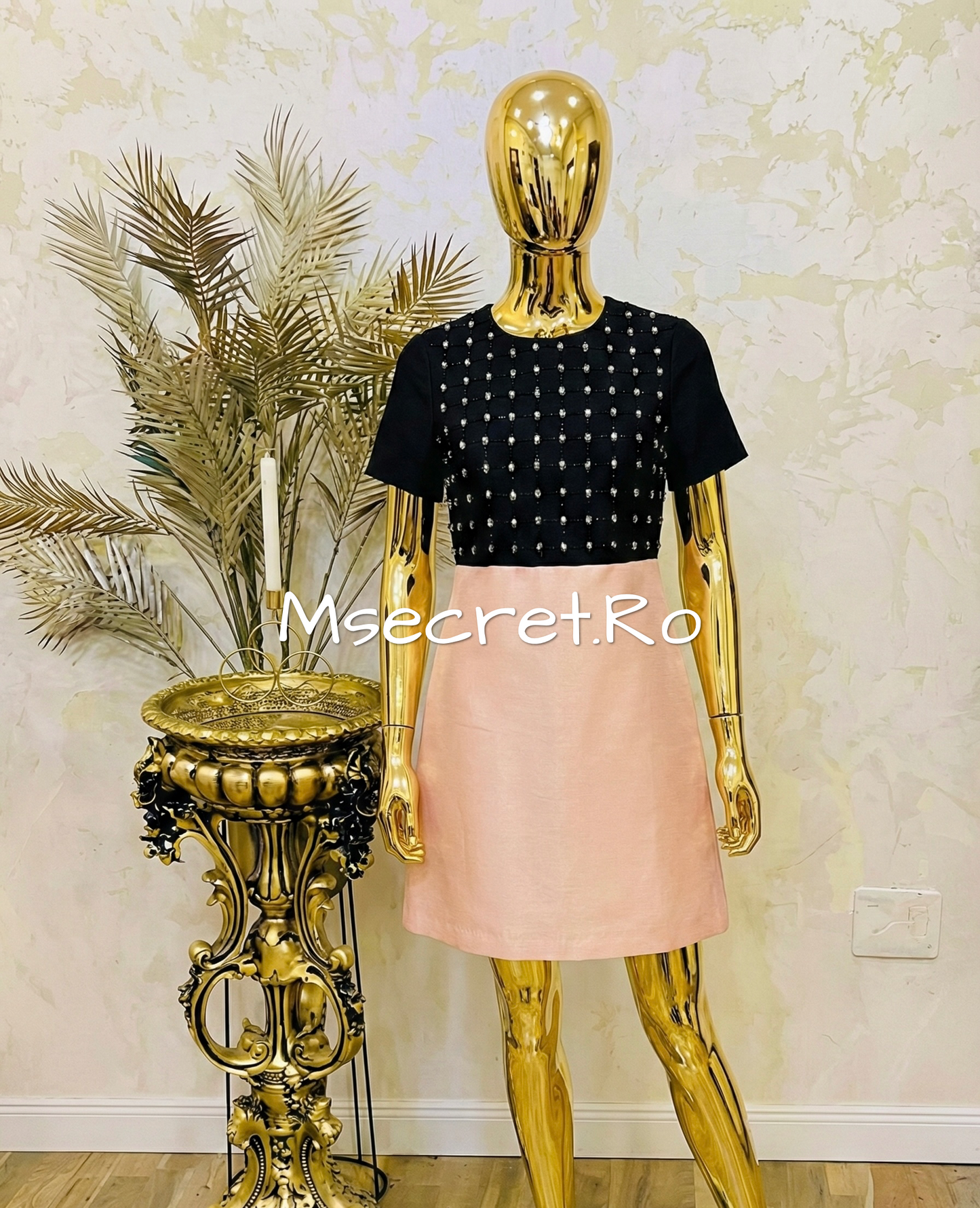 Rochie eleganta cu aplicatii