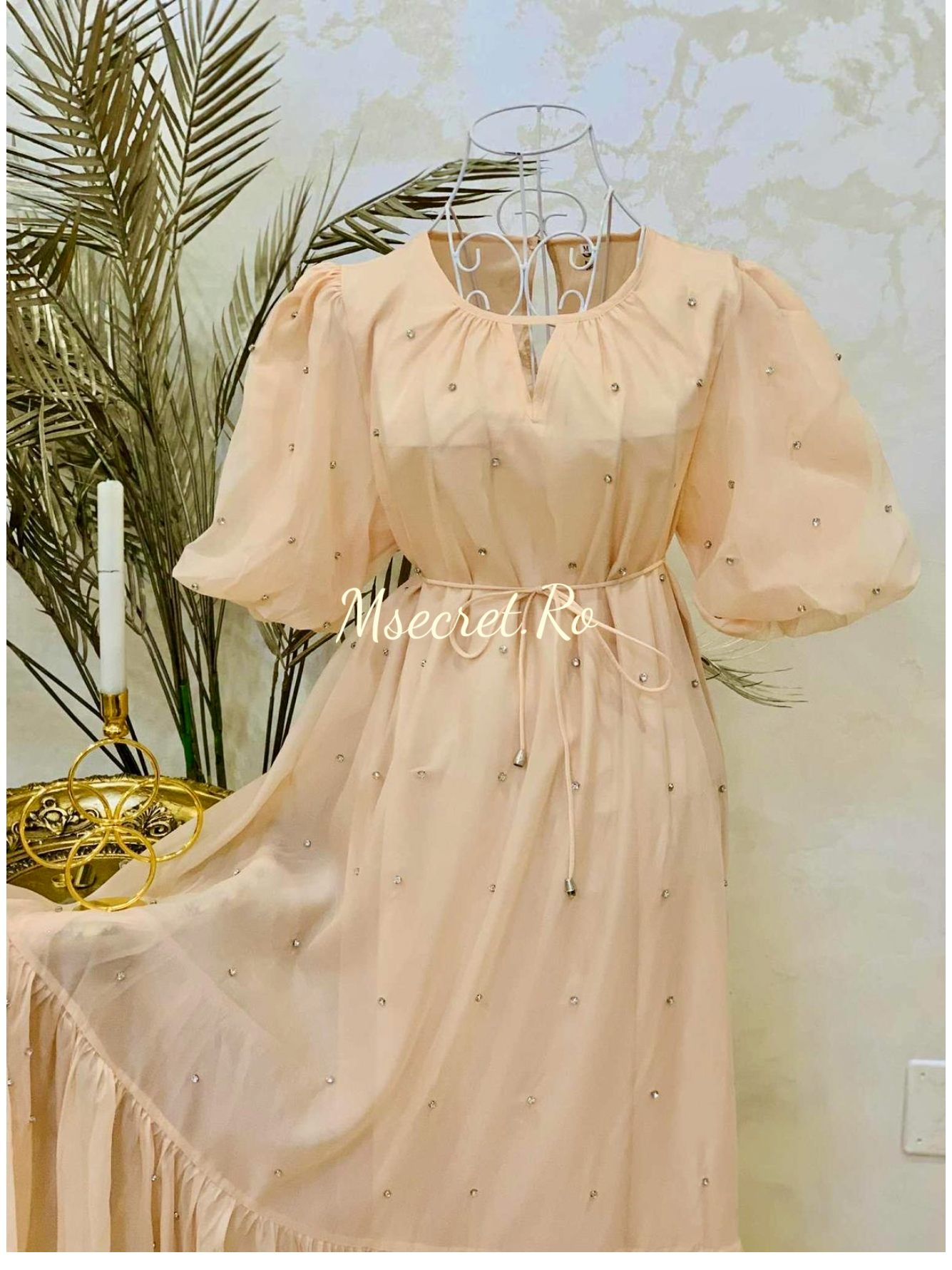 Rochie lunga bej vaporoasă cu aplicații delicate de pietre