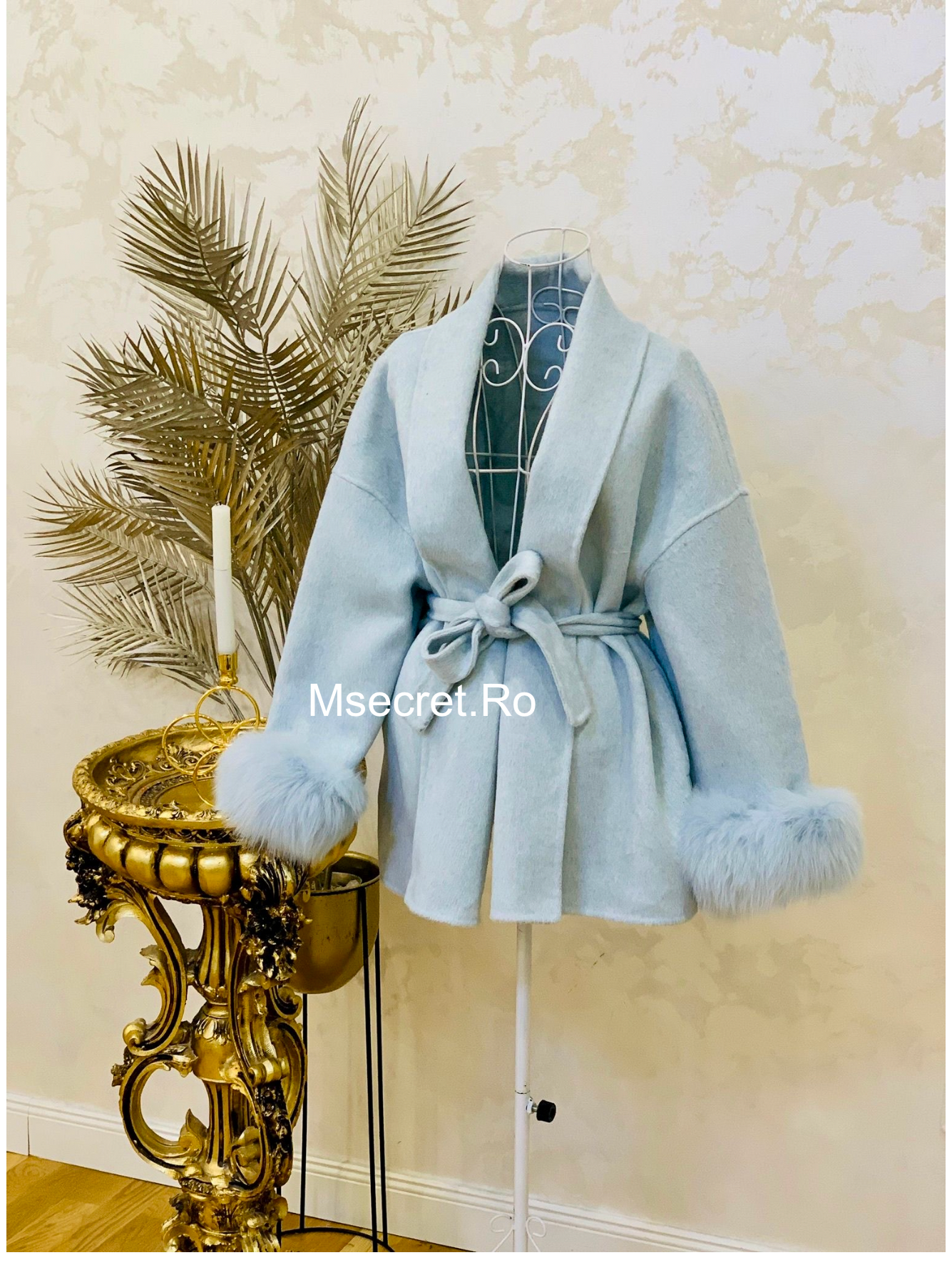 Palton baby blue scurt din lână cu manșete din blana naturala