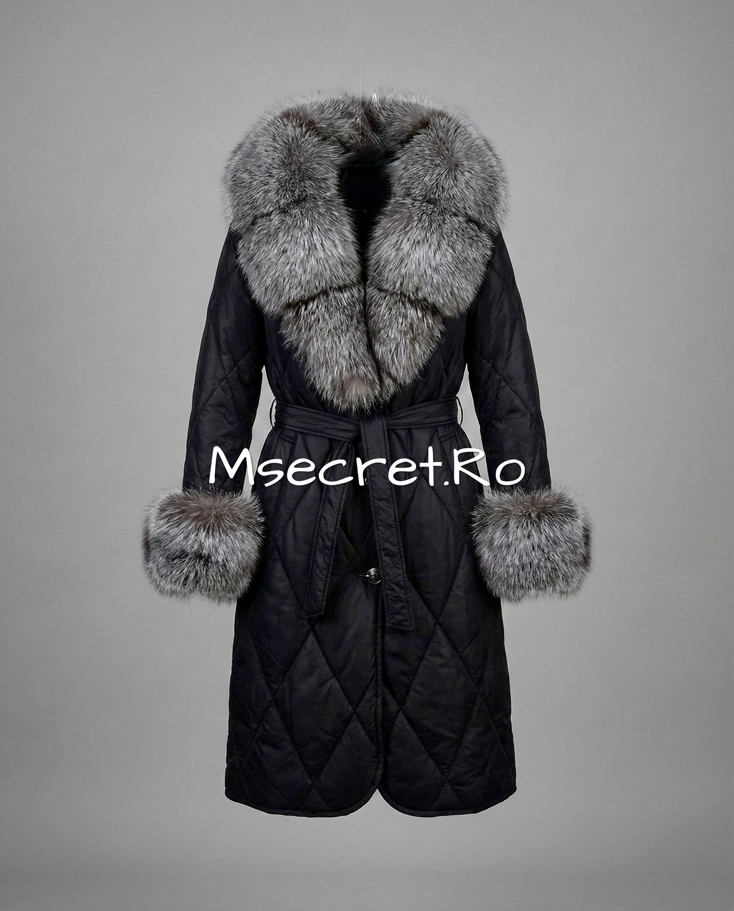 Geaca neagra imperbeabila cu blana naturala