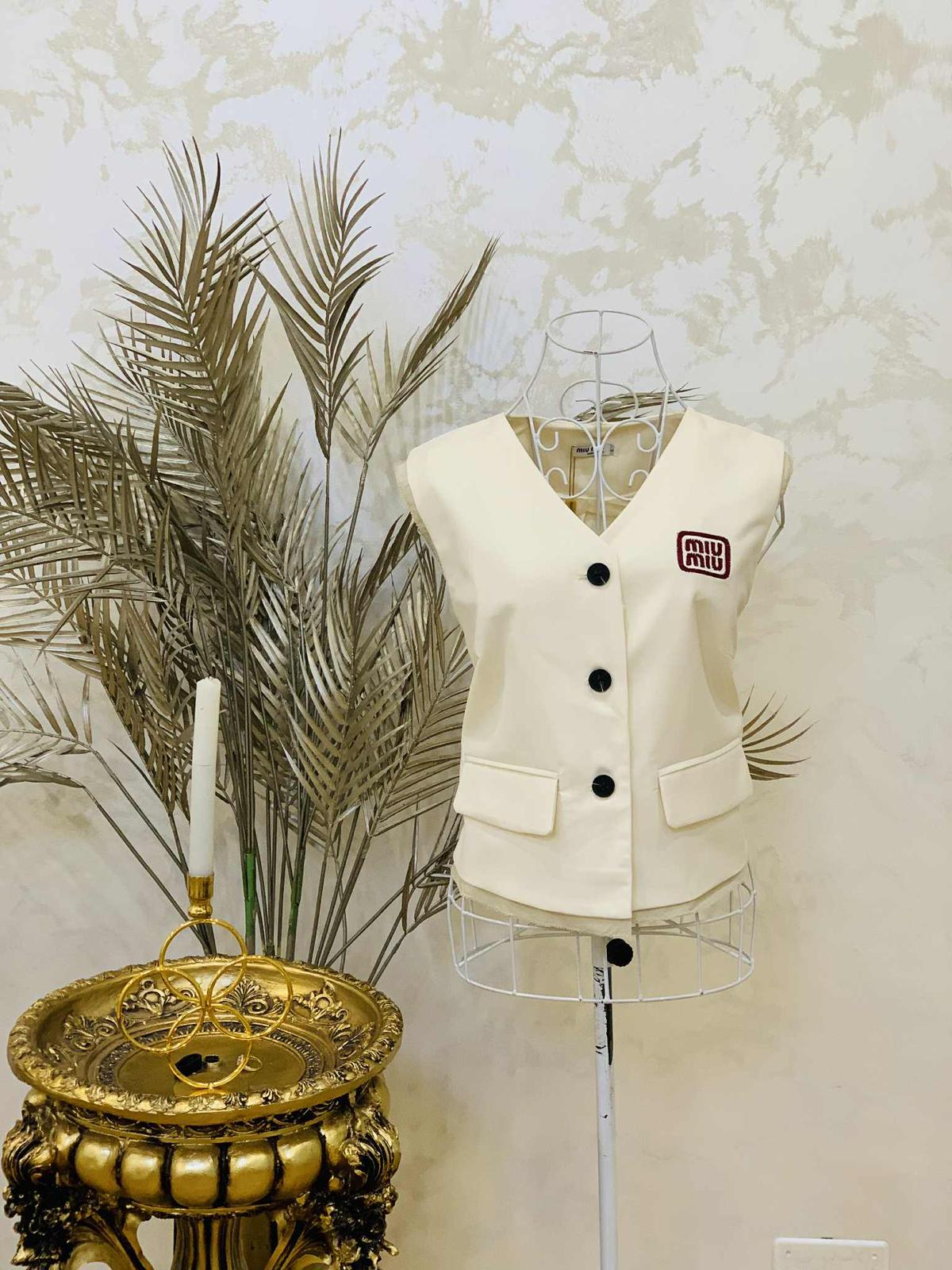 Compleu bej cu fusta si vesta