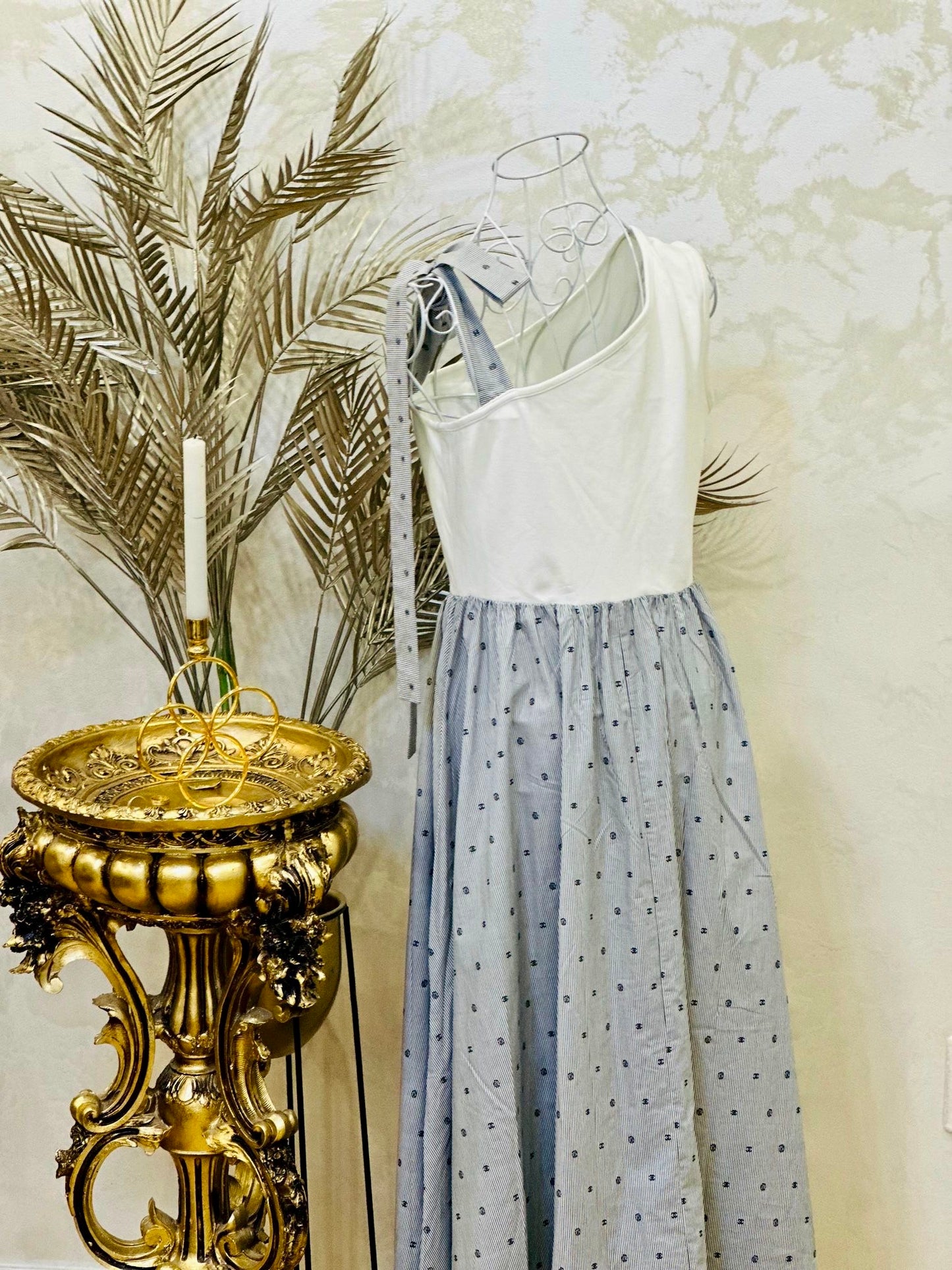 Rochie Parisienne Charm din bumbac brodat și top asimetric