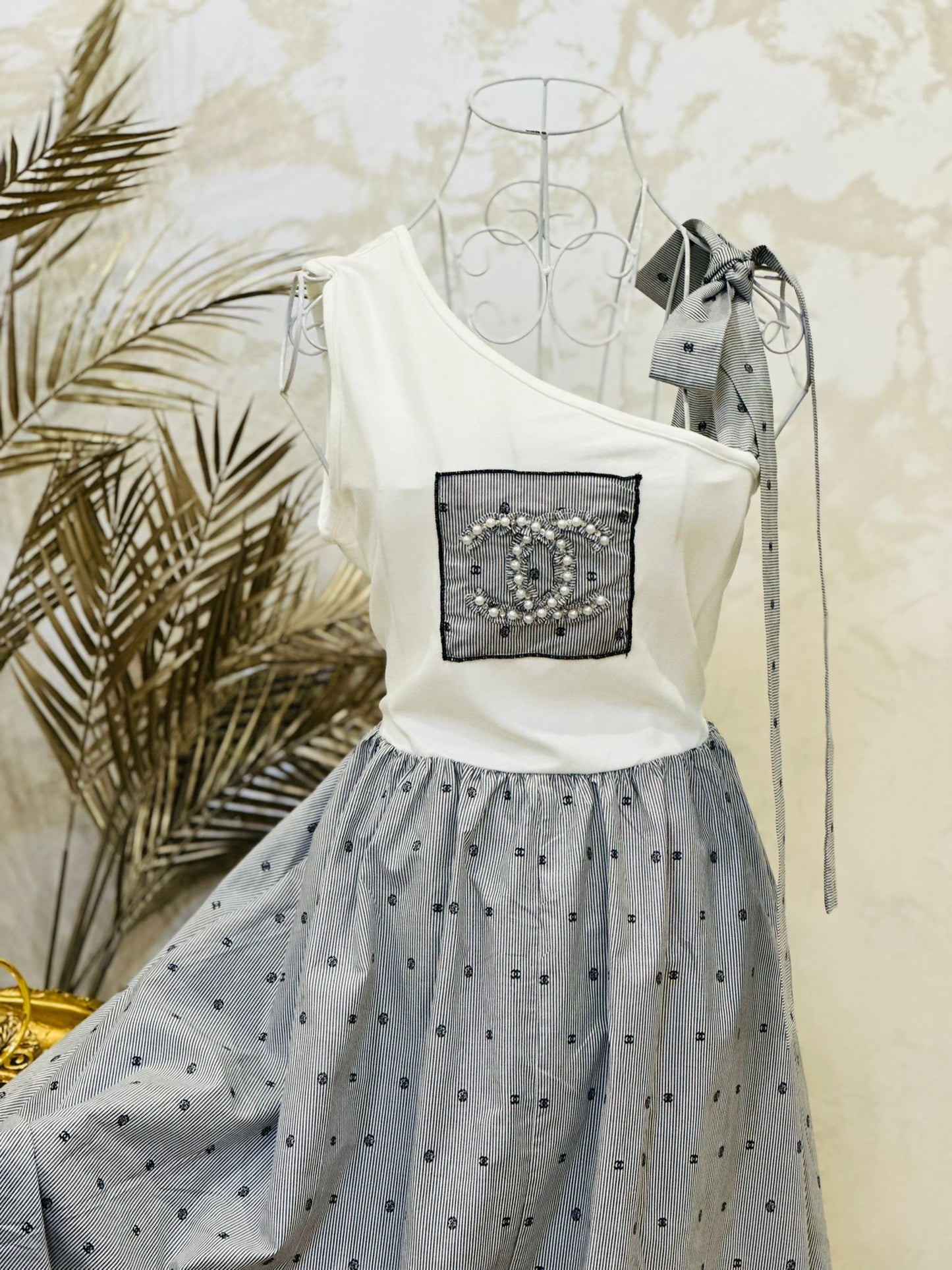 Rochie Parisienne Charm din bumbac brodat și top asimetric
