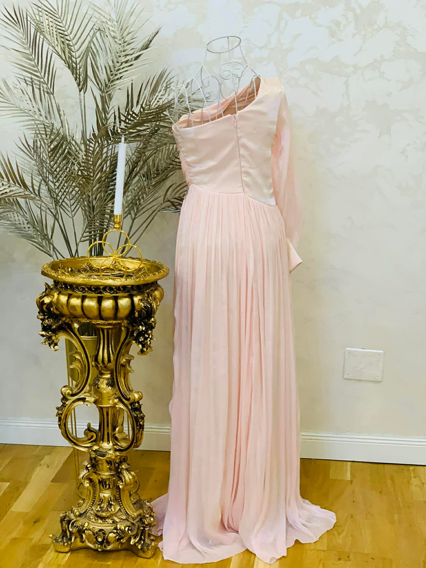 Rochie lunga roz pudrat din voal plisat