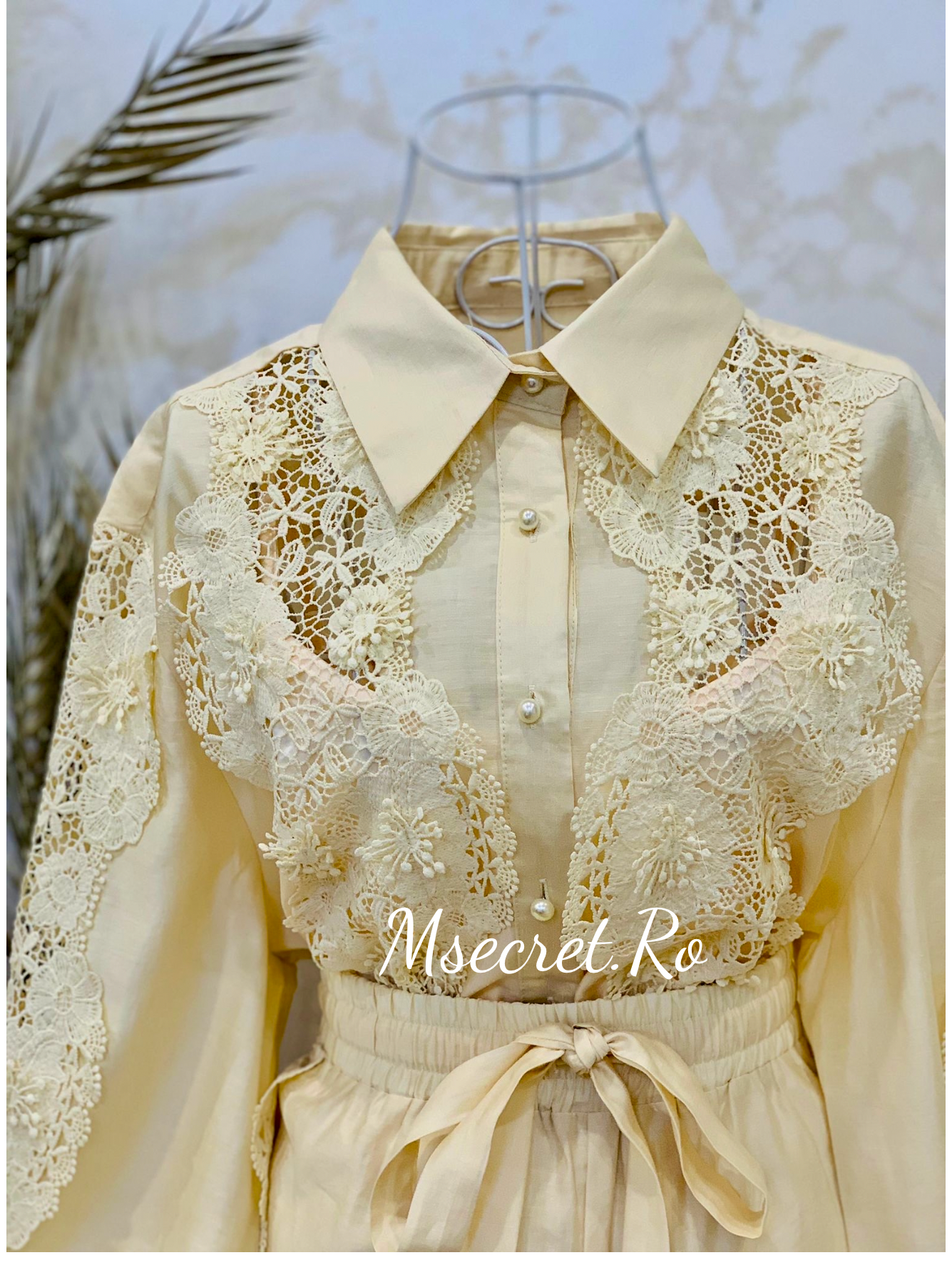 Compleu bej din in cu broderie Marisa