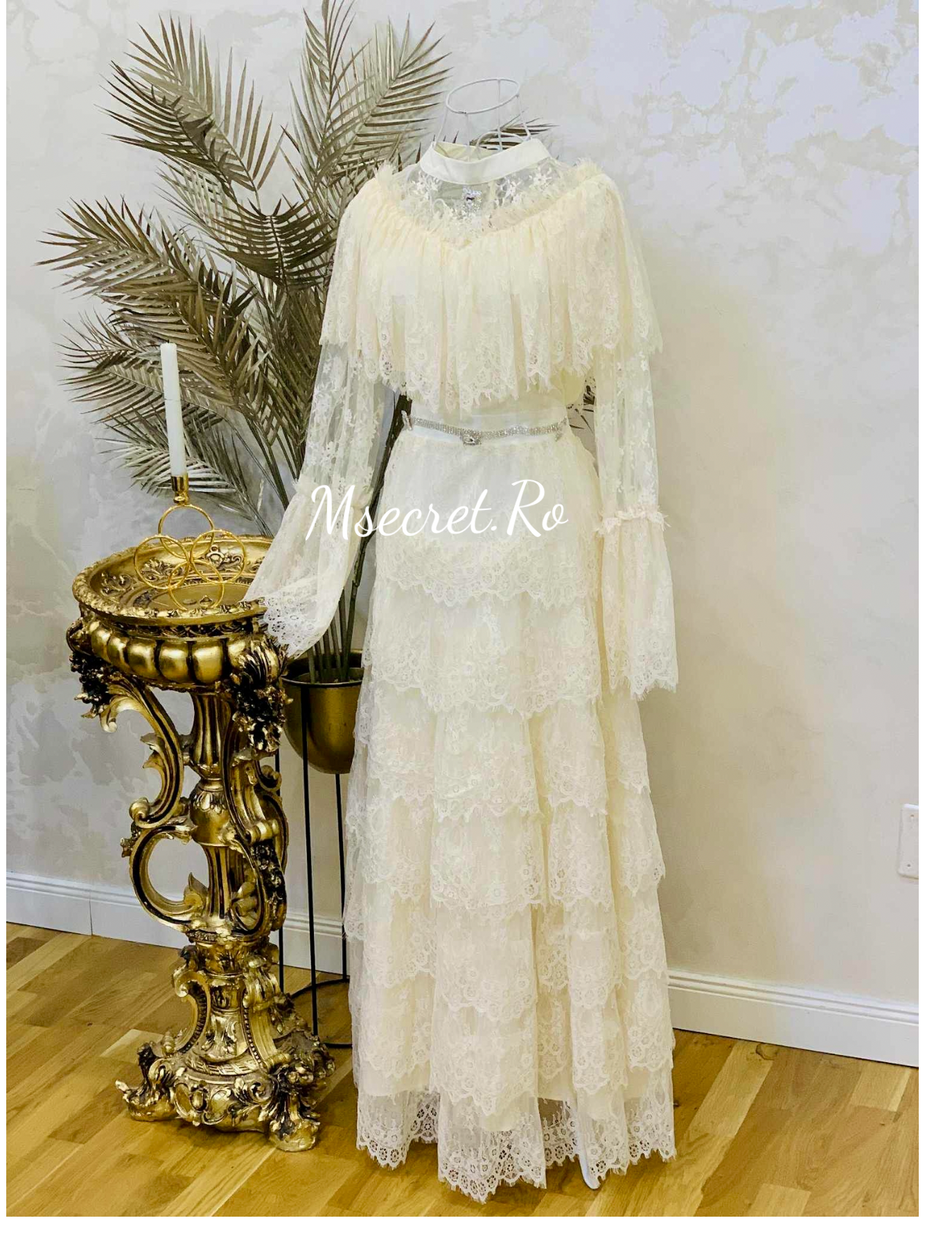 Rochie lunga ivory din dantelă cu volane și curea satinată