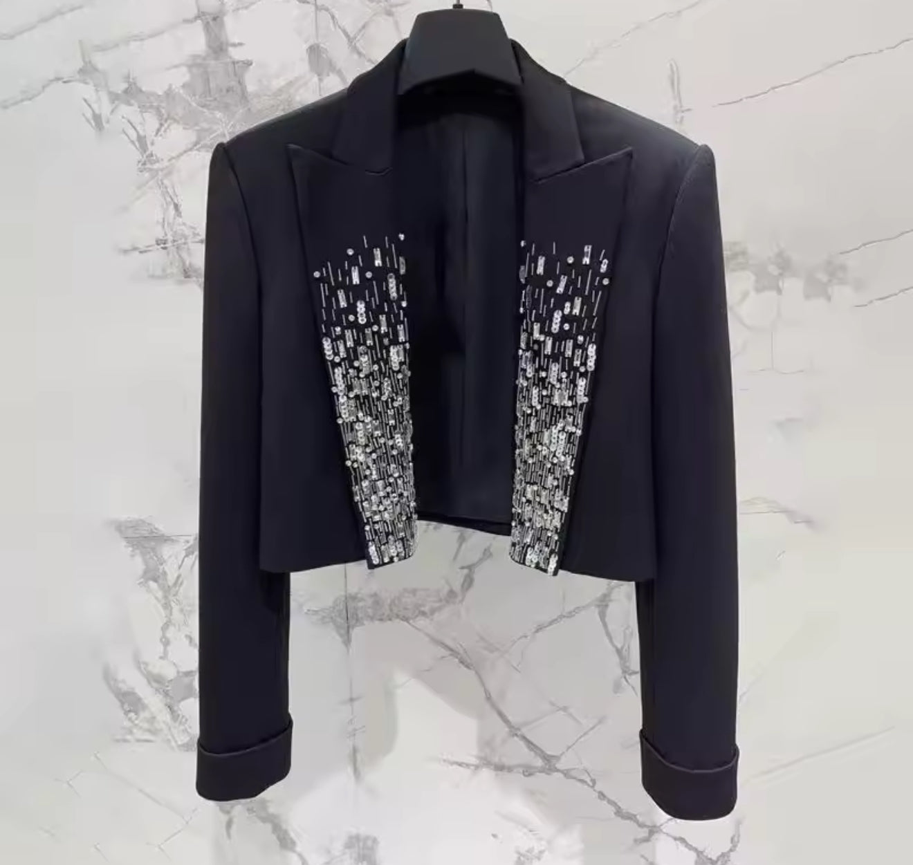 Sacou scurt elegant cu aplicații strălucitoare