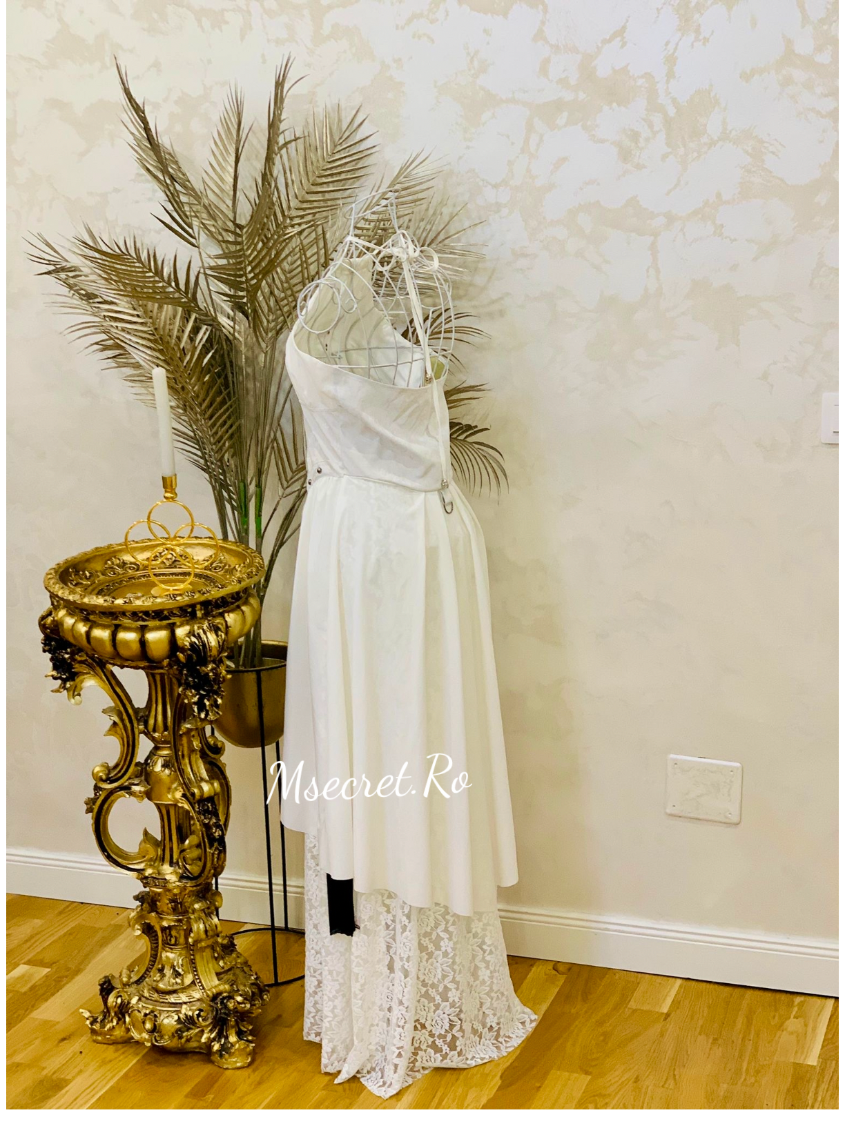 Rochie alba cu dantela si catarame