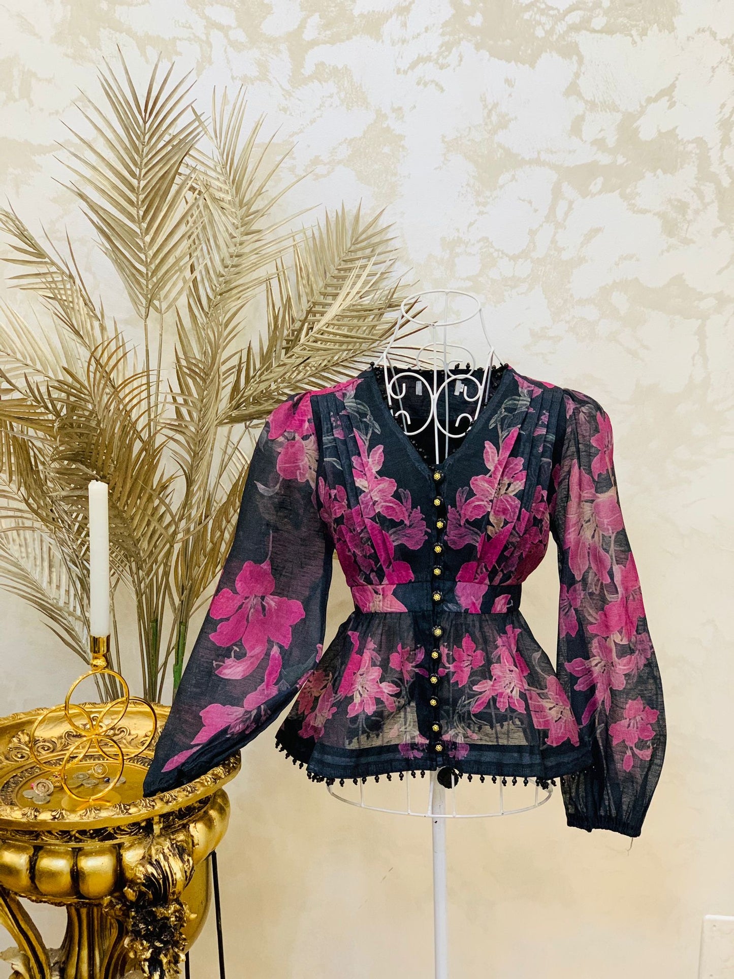 Compleu din in format din bluza si panatloni scurti