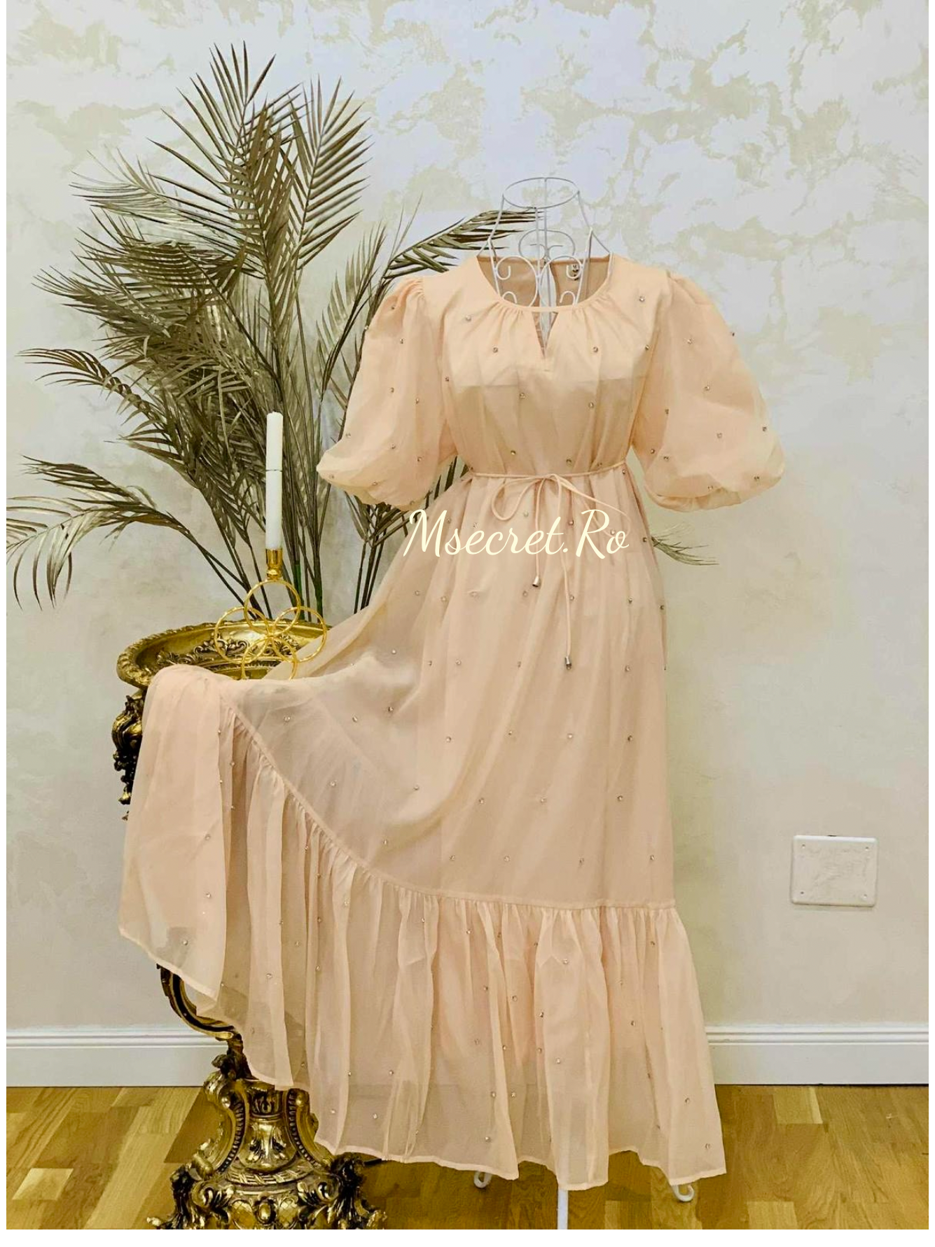 Rochie lunga bej vaporoasă cu aplicații delicate de pietre