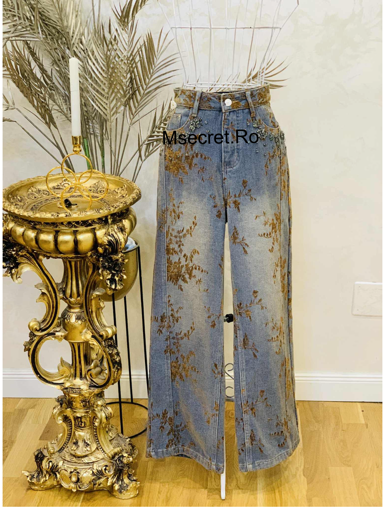 Blugi cu pietre si model