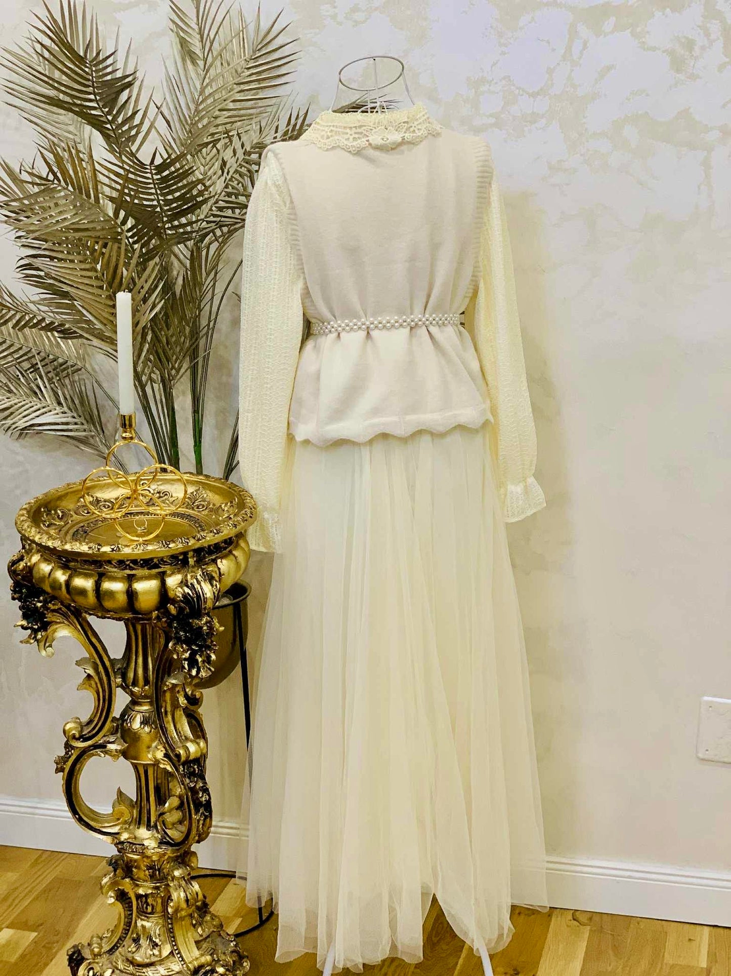 Rochie ivory cu vesta tricotată și curea cu perle