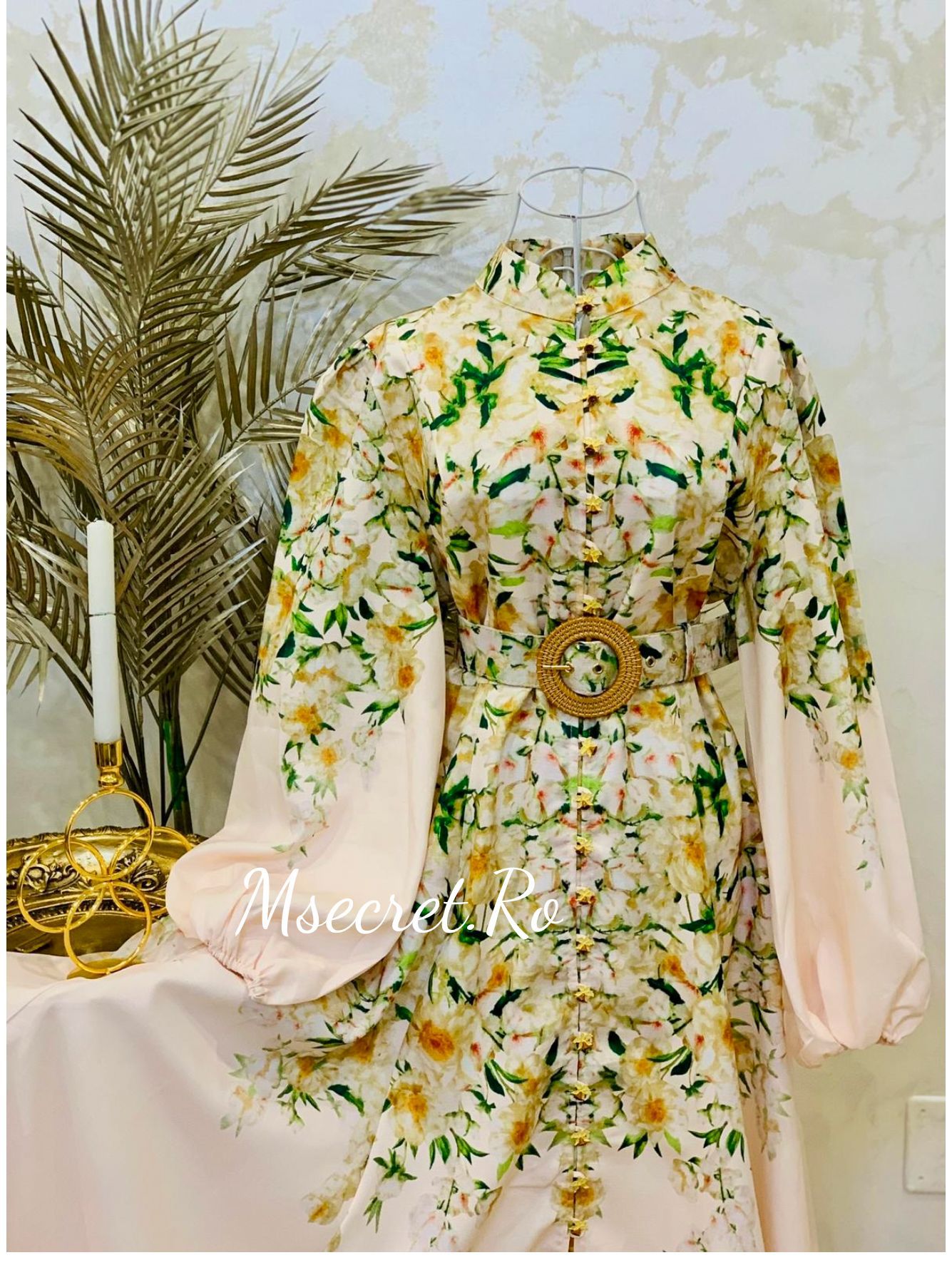 Rochie lunga pastel cu imprimeu floral și nasturi decorativi