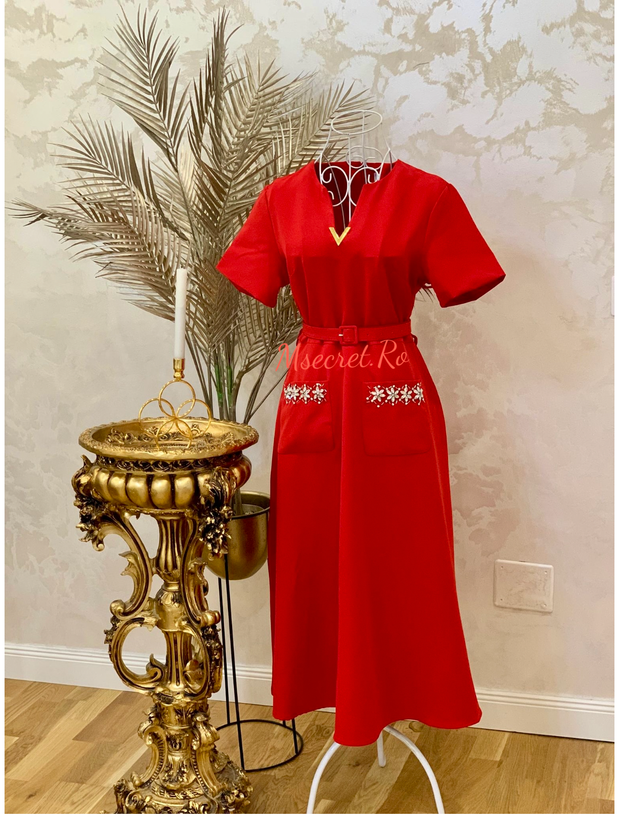 Rochie rosie midi cu maneca scurta cu aplicatii si curea