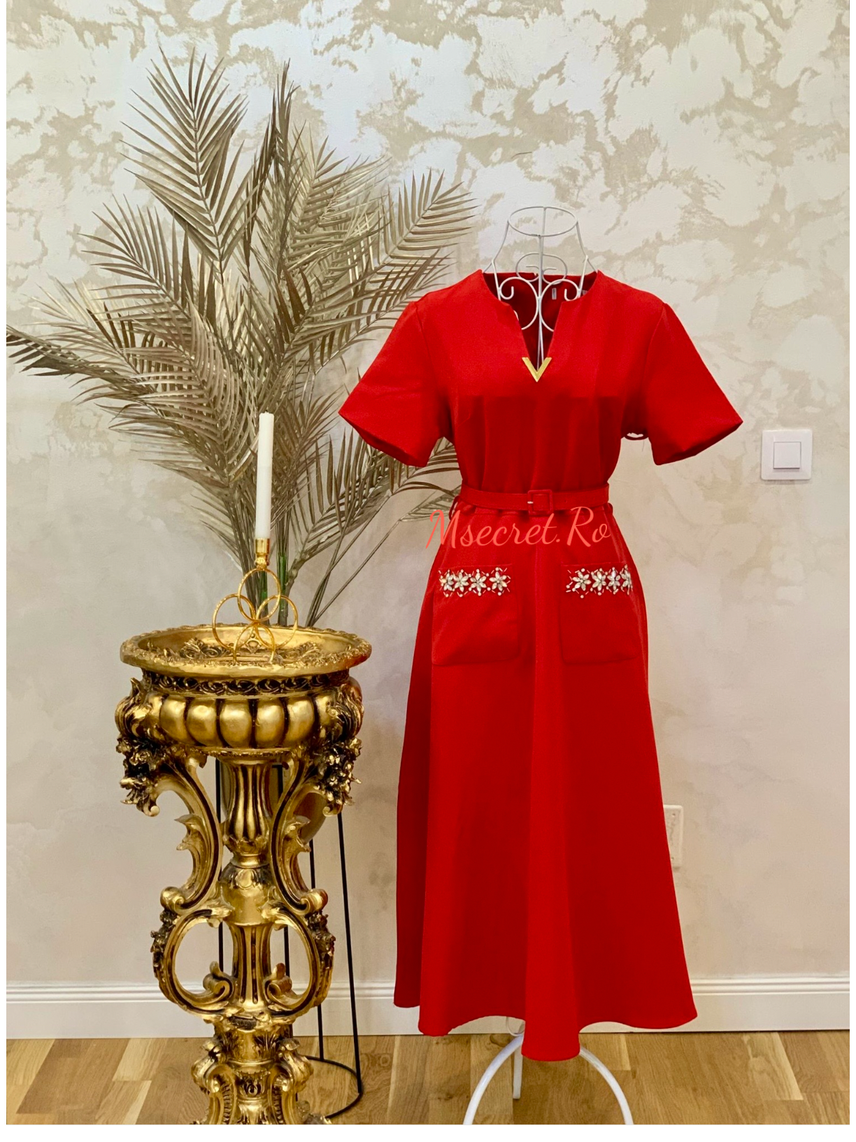 Rochie rosie midi cu maneca scurta cu aplicatii si curea