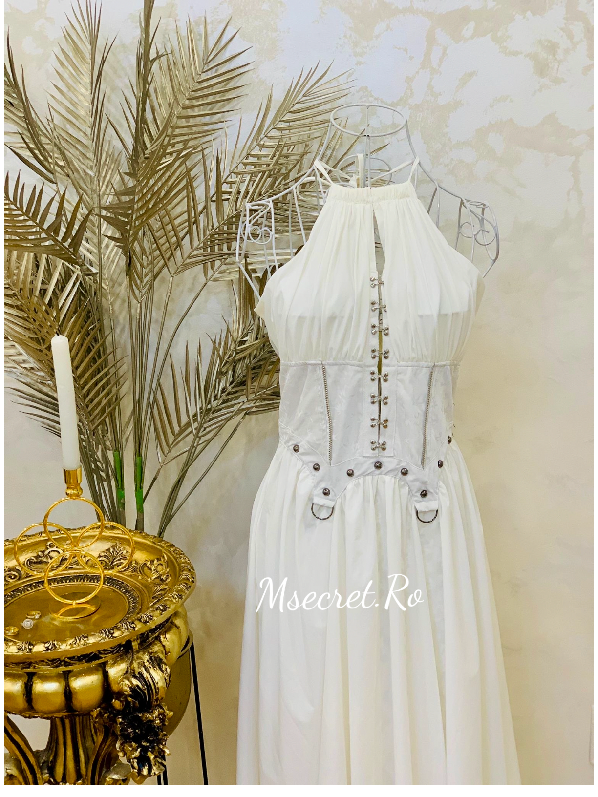 Rochie alba cu dantela si catarame