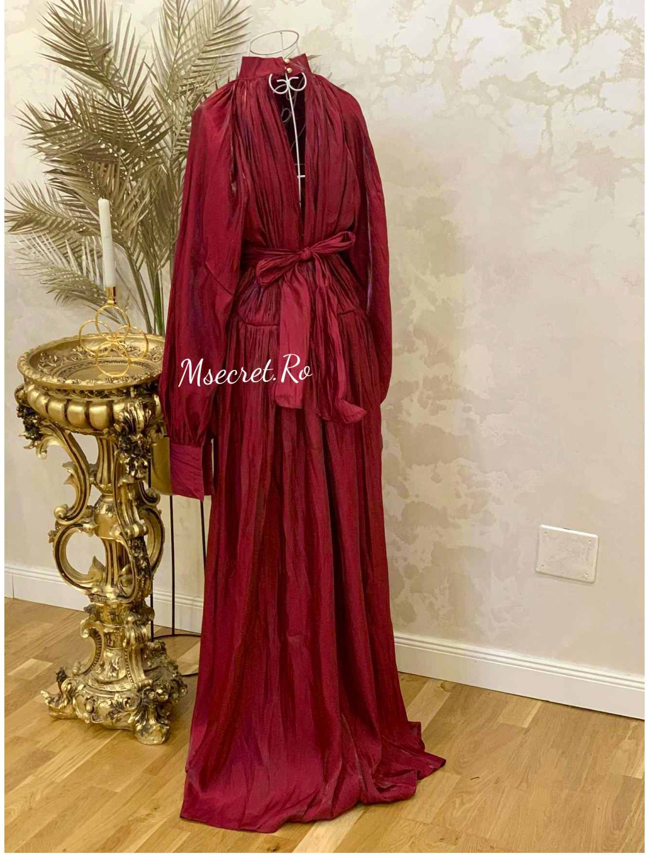 Rochie burgundy lunga satinat cu guler înalt și mâneci ample