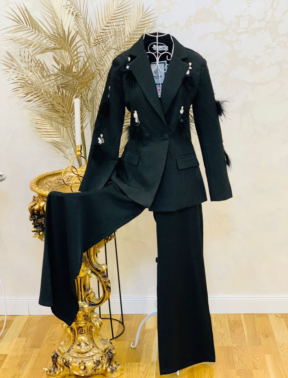 Costum format din sacou cu guler sal, cu pietre si pantaloni evazati