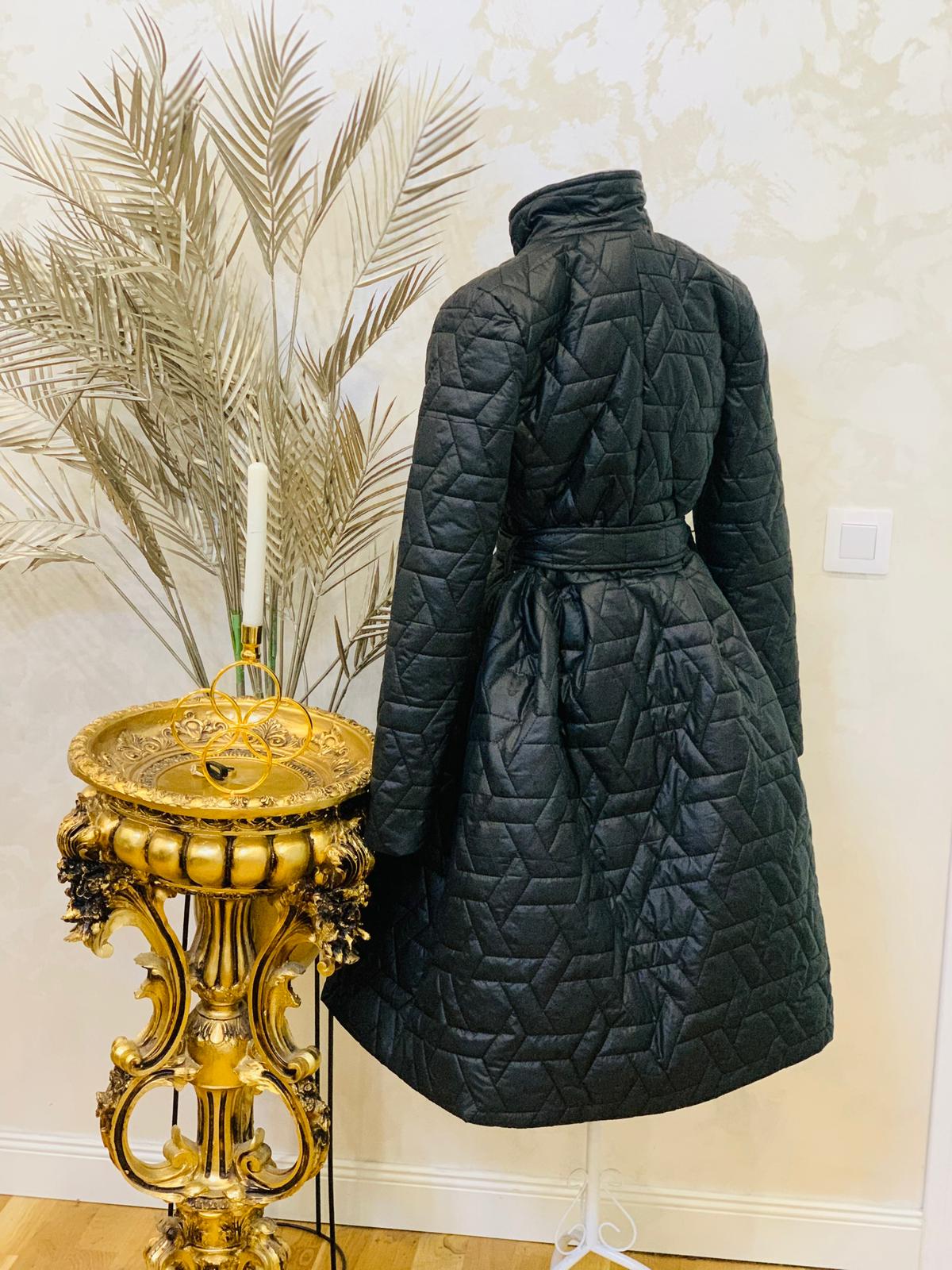 Geaca neagra matlasata cu cordon in talie