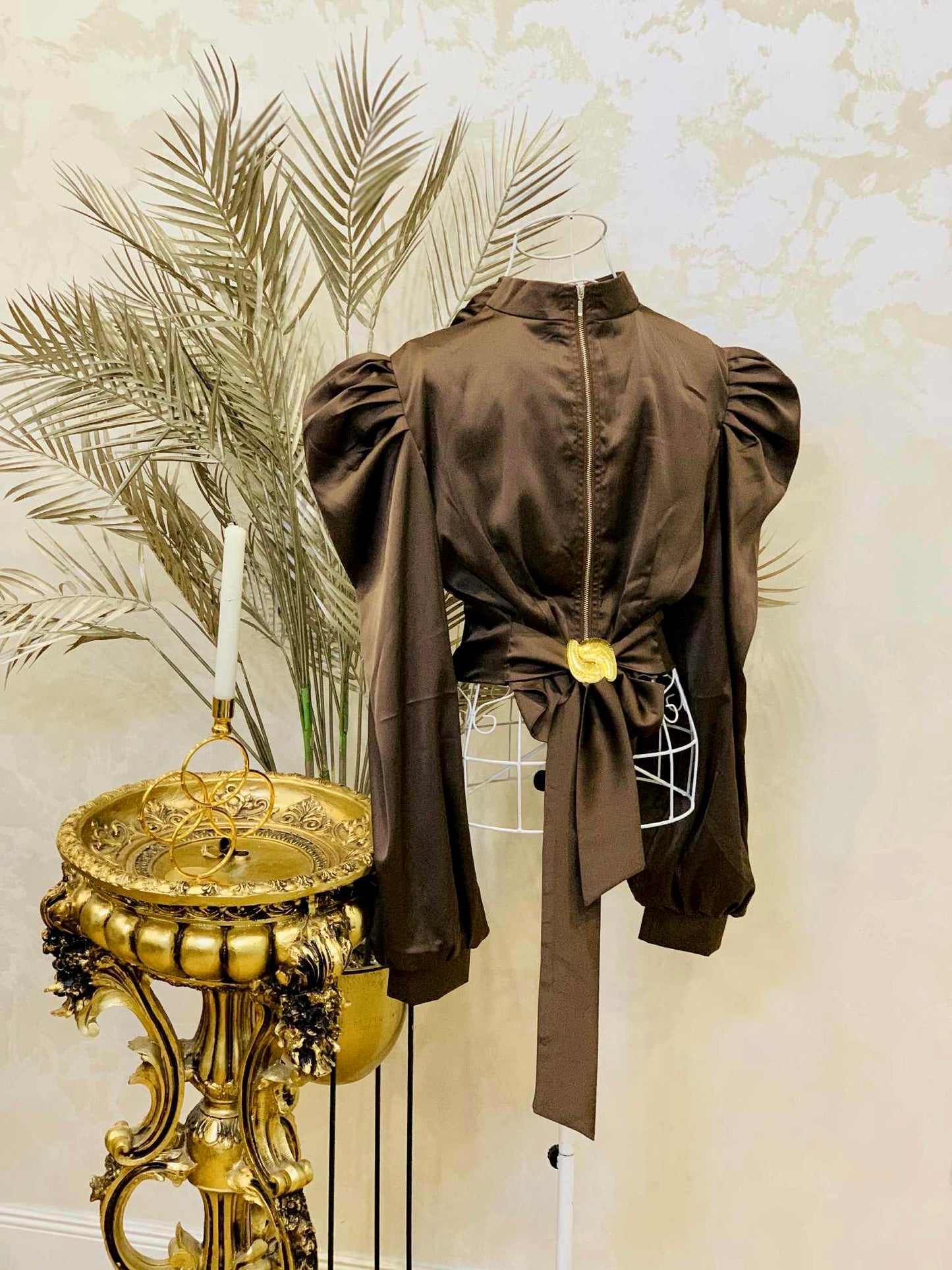 Camasa maro din satin cu detaliu auriu