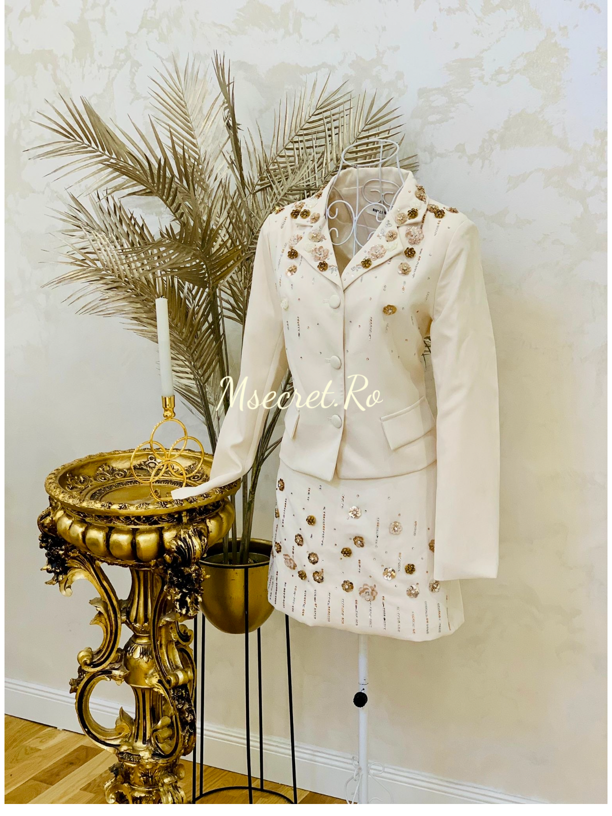Costum elegant cu aplicatii florale și accente strălucitoare