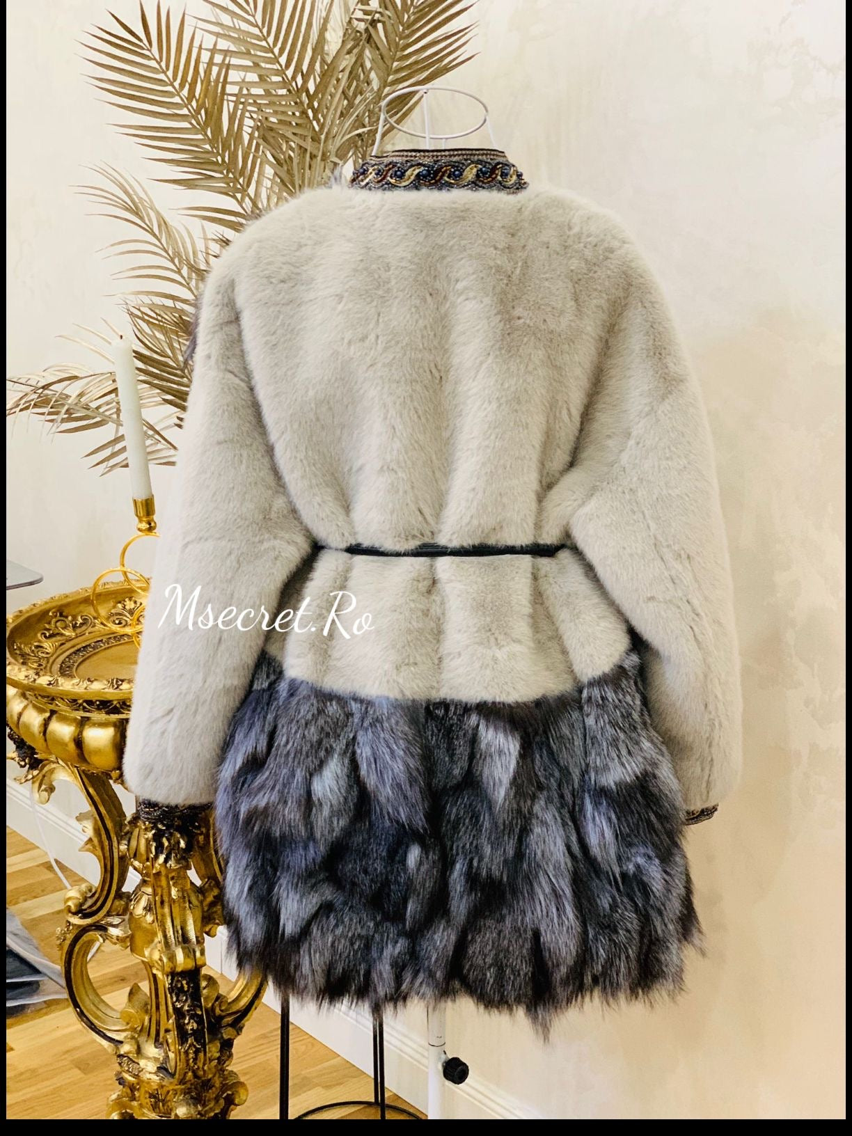 Haina de blana de vulpe cu motive traditionale