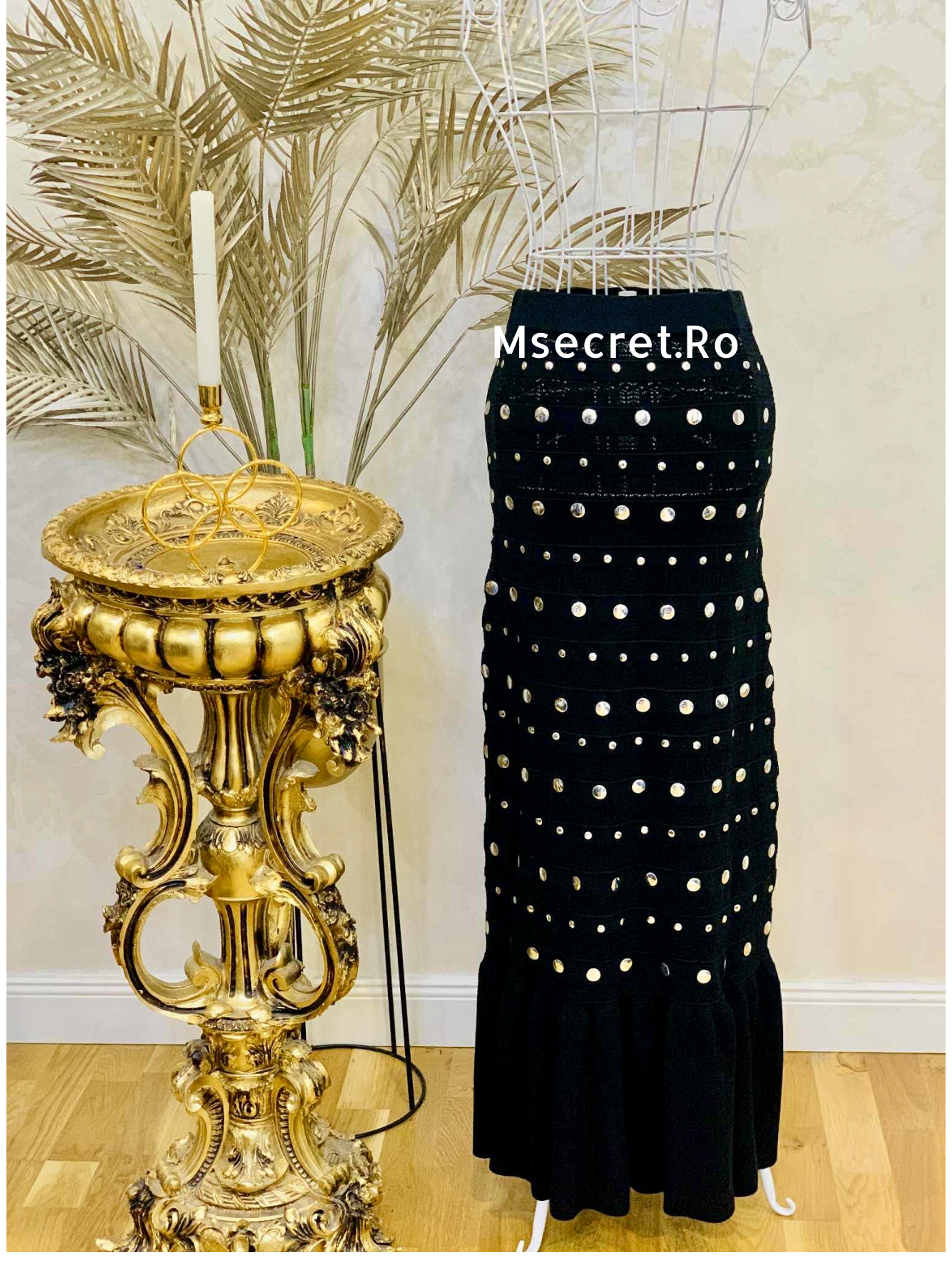 Compleu negru elegant cu aplicații metalice