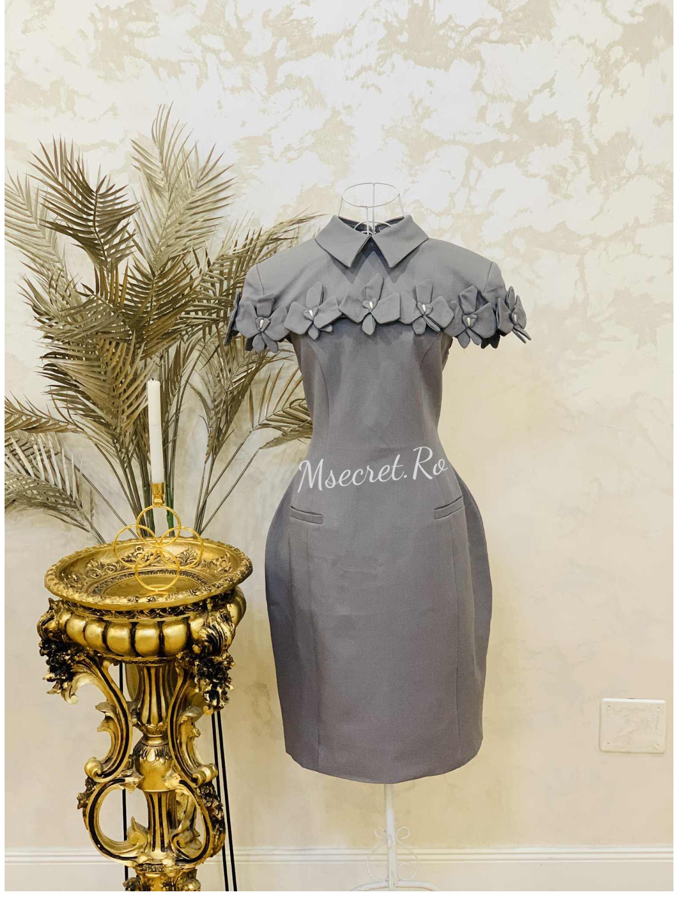 Rochie gri creion cu guler alb și capelet detașabil cu funde